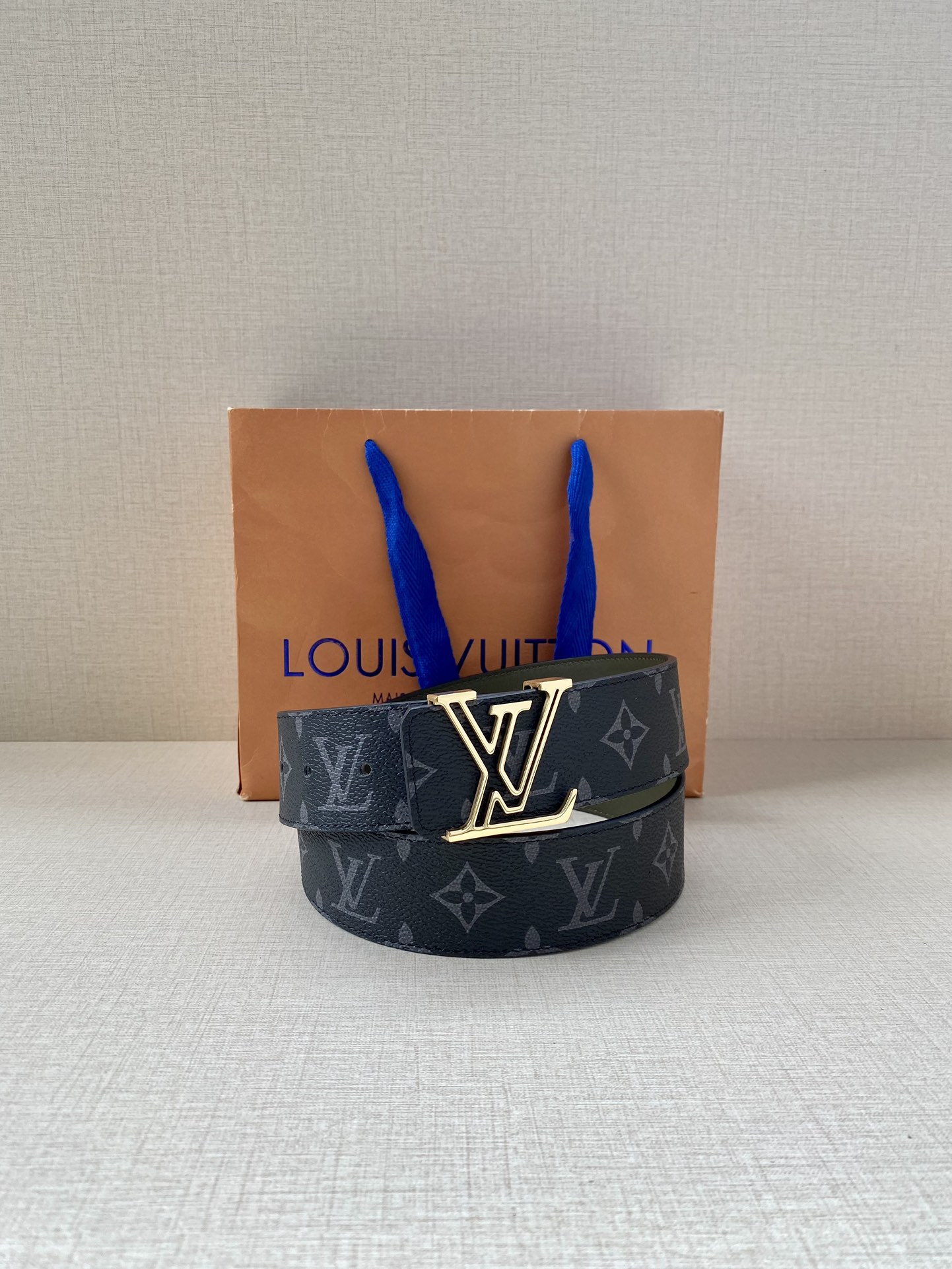 满溢艺术气息的搭扣为LVLine40毫米腰带凝聚视觉焦点令MonogramEclipse图案与素净牛皮革