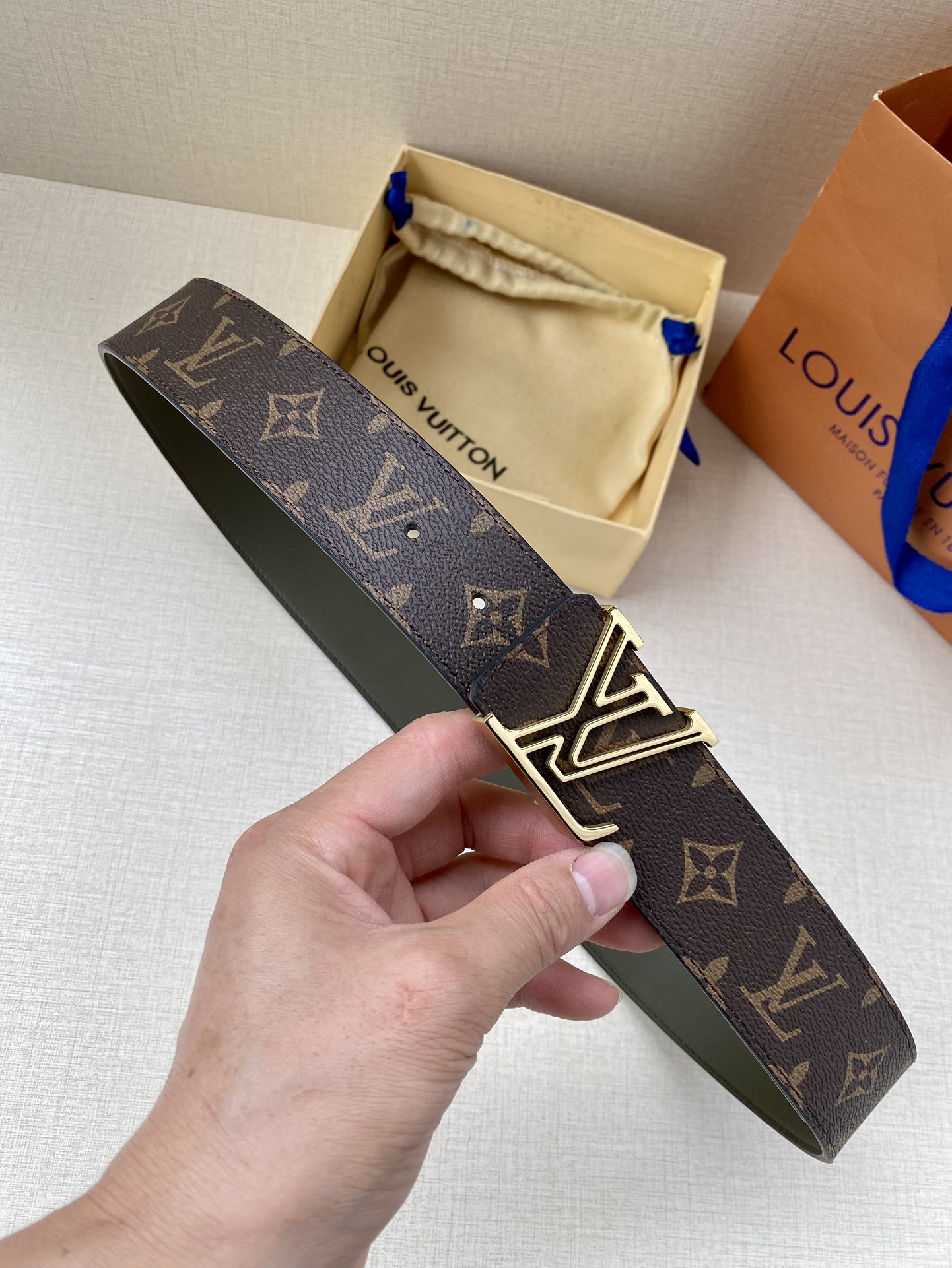 满溢艺术气息的搭扣为LVLine40毫米腰带凝聚视觉焦点令MonogramEclipse图案与素净牛皮革