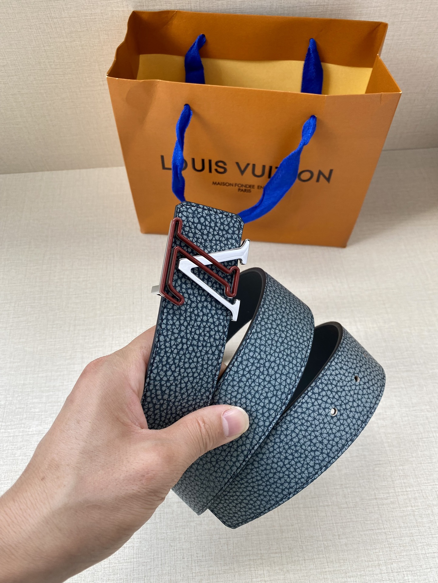 LVShapeMNGClimbing双面腰带向攀岩运动汲取灵感以喷绘MonogramClimbing图案