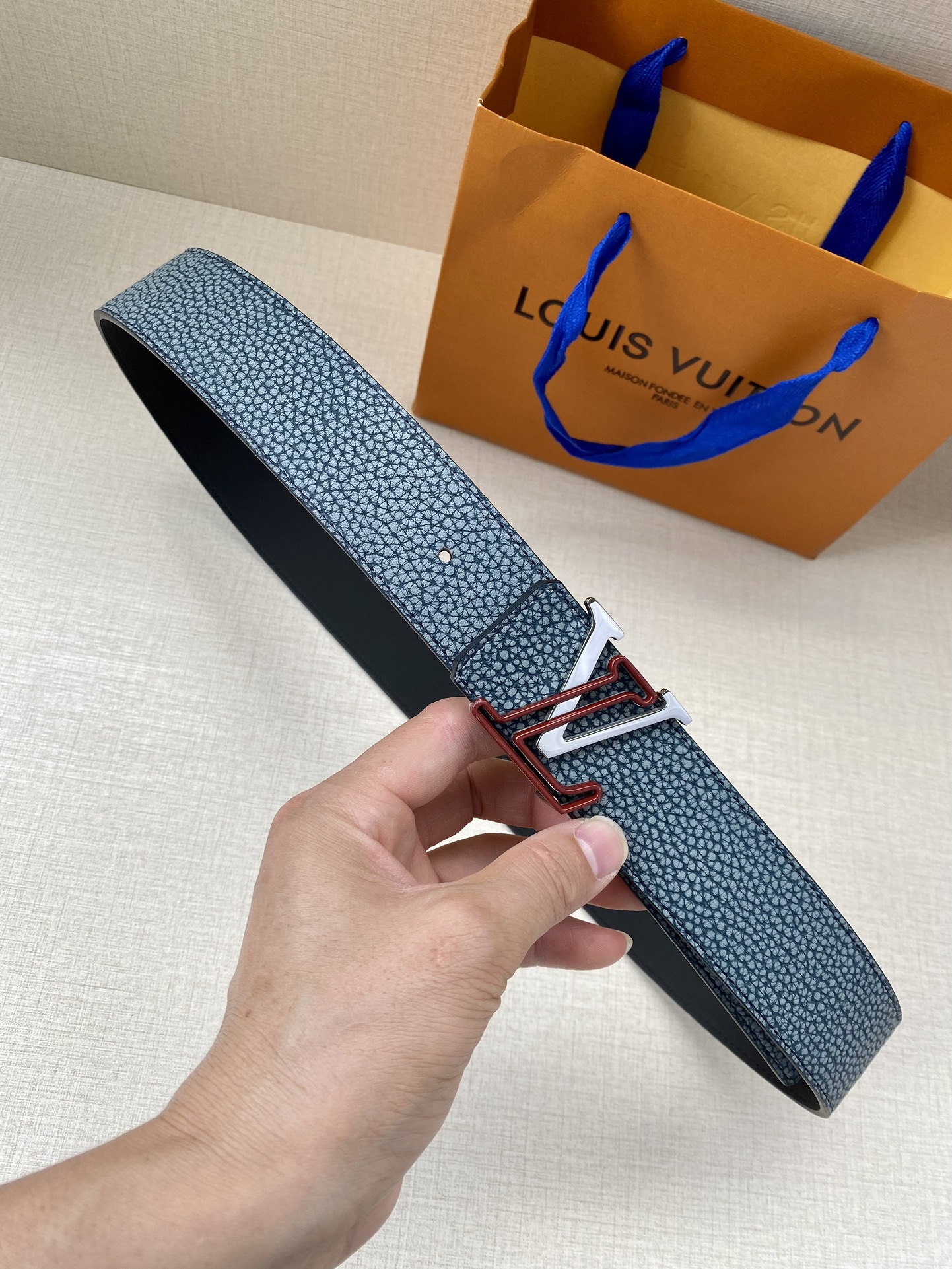 LVShapeMNGClimbing双面腰带向攀岩运动汲取灵感以喷绘MonogramClimbing图案