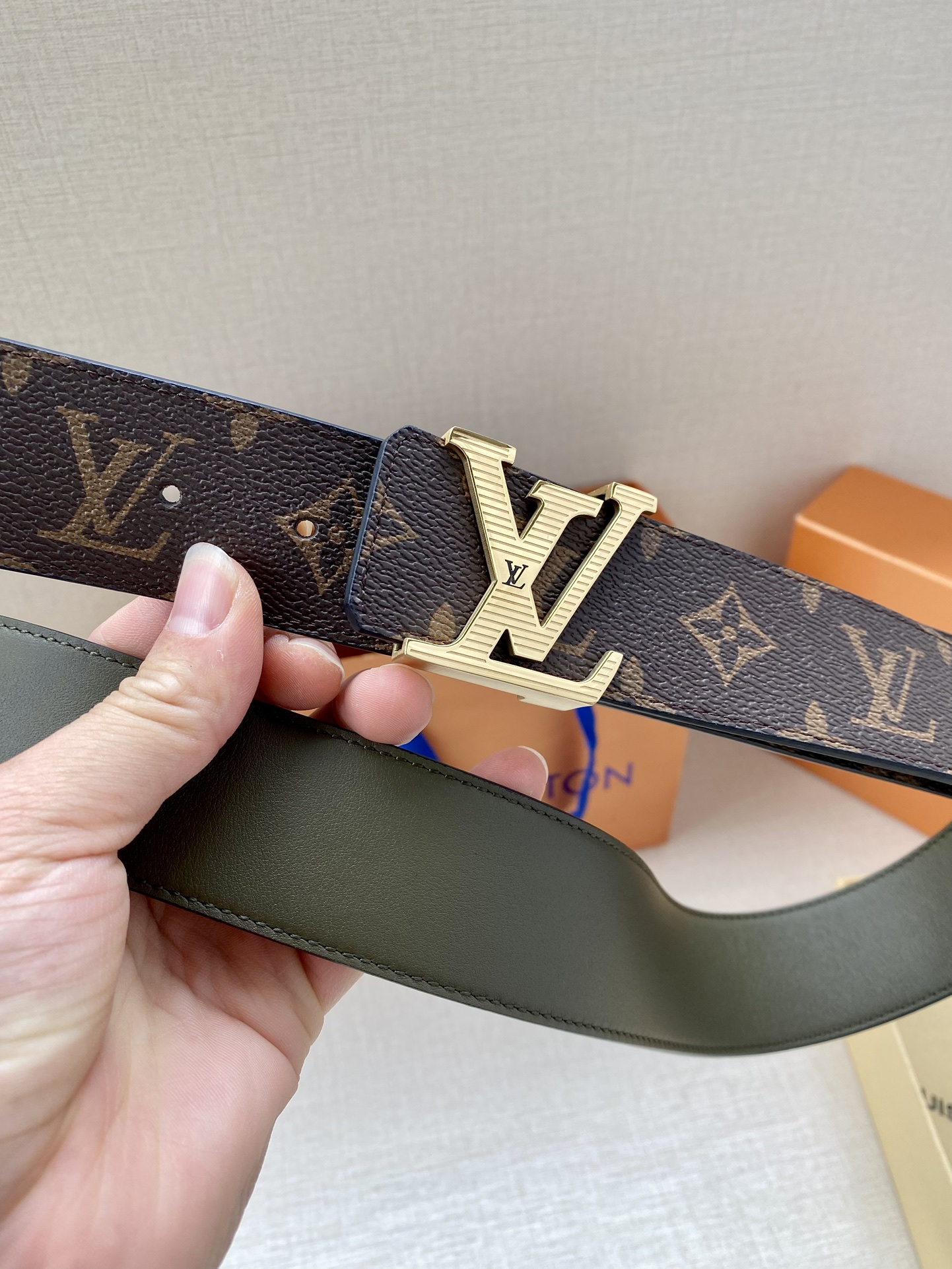 满溢艺术气息的搭扣为LVLine40毫米腰带凝聚视觉焦点令MonogramEclipse图案与素净牛皮革
