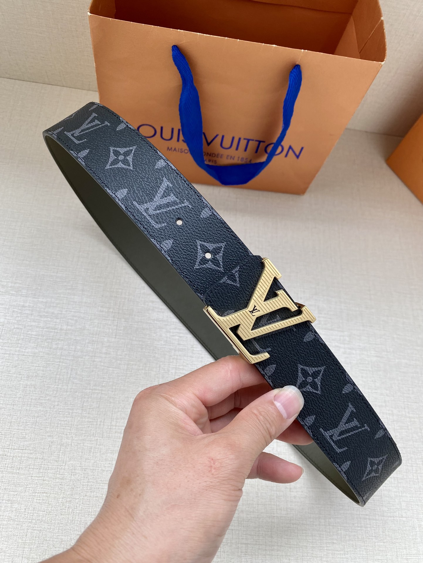 满溢艺术气息的搭扣为LVLine40毫米腰带凝聚视觉焦点令MonogramEclipse图案与素净牛皮革