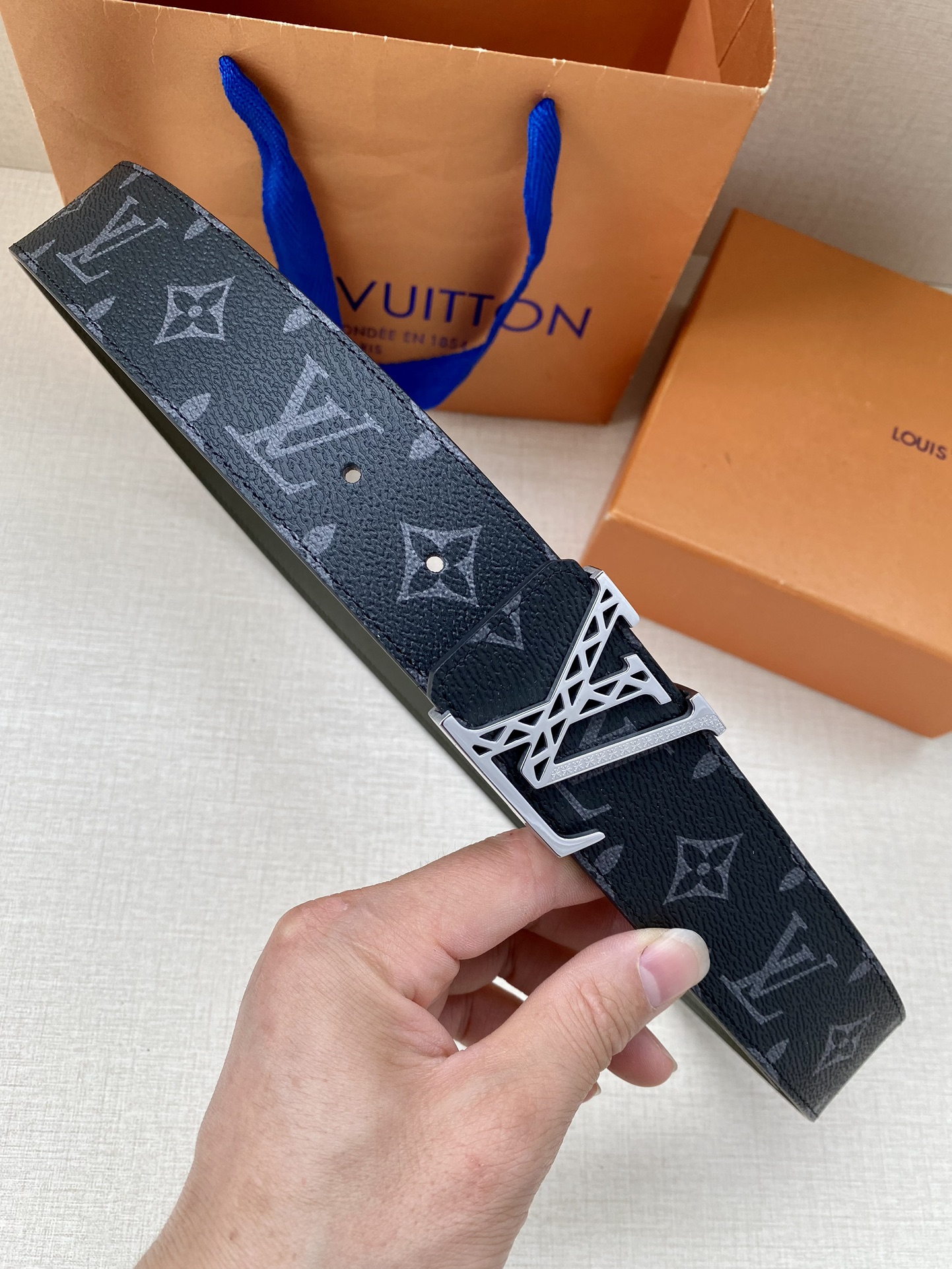 满溢艺术气息的搭扣为LVLine40毫米腰带凝聚视觉焦点令MonogramEclipse图案与素净牛皮革