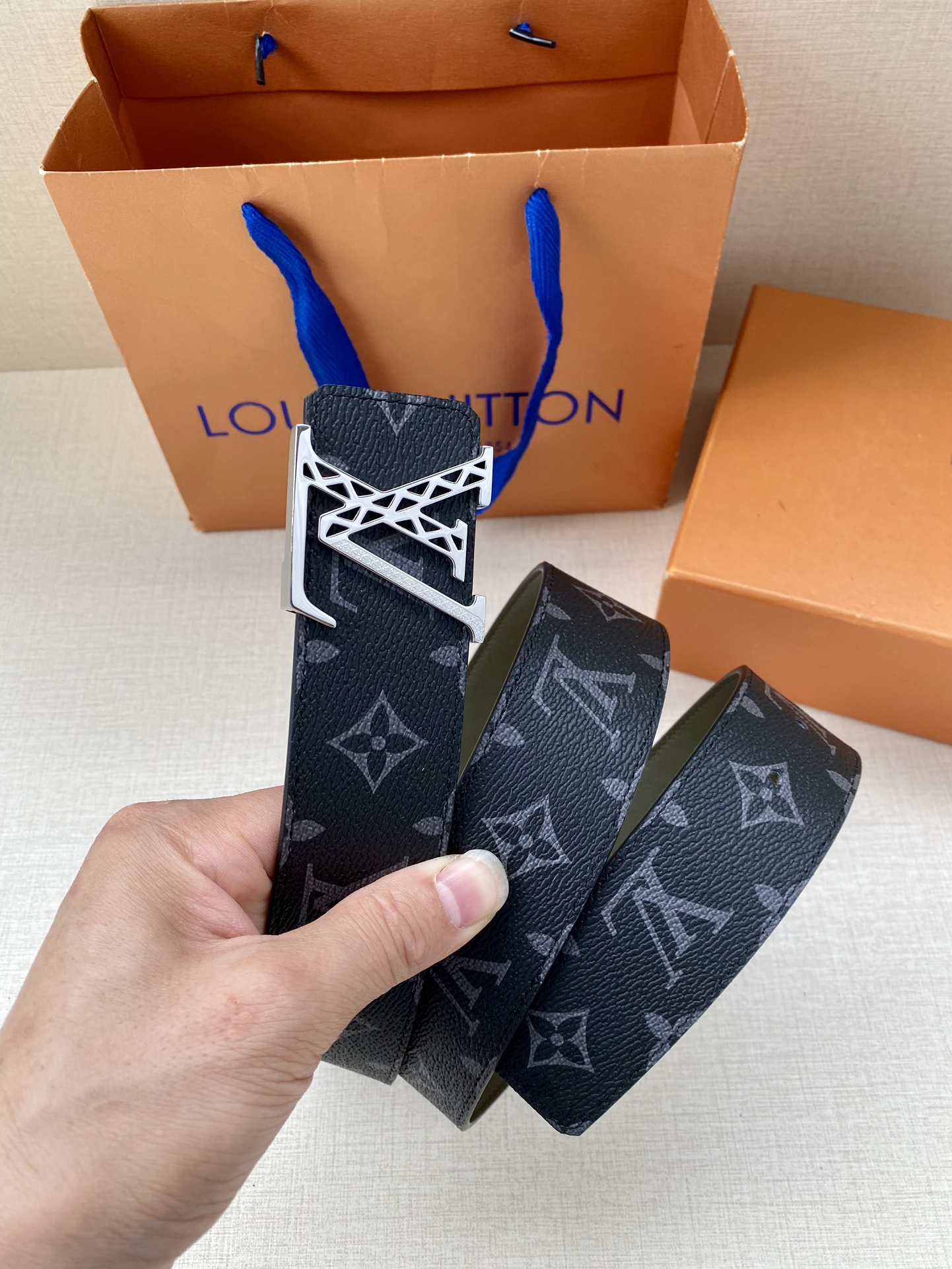 满溢艺术气息的搭扣为LVLine40毫米腰带凝聚视觉焦点令MonogramEclipse图案与素净牛皮革