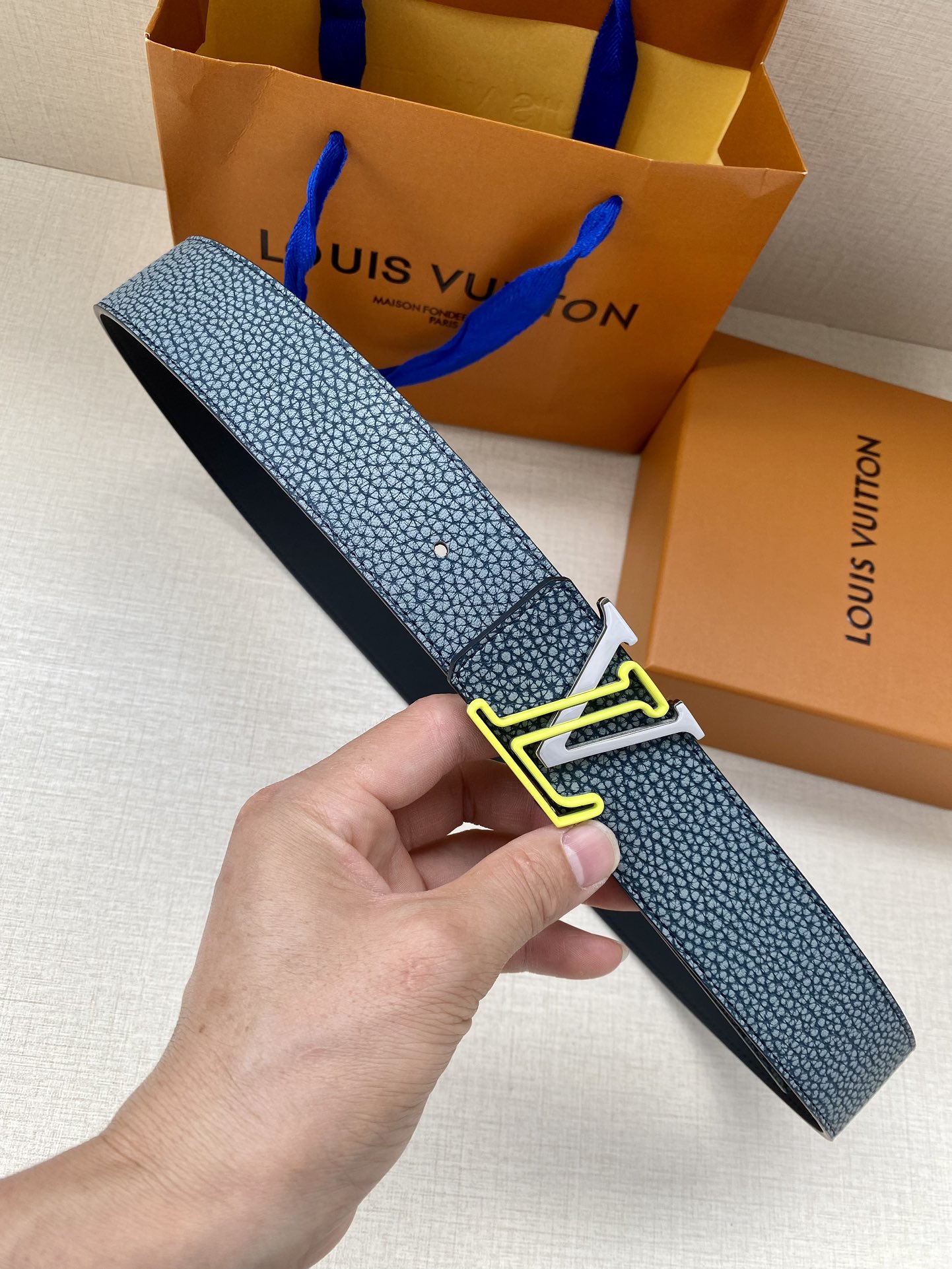 NO:138211,The original single LV Shape MNG Climbing double-sided belt draws inspiration from rock climbing to spray-paint Monogram Climbing pattern to express the rough texture of the rugged rocks, and the calm plain color can be seen when flipped., belt, manolo blahnik, christian louboutin, louis vuitton19860909原单 LV Shape MNG Climbing 双面腰带向攀岩运动汲取灵感,以喷绘 Monogram Climbing 图案表现崎岖岩石的粗粝纹理,翻转可见沉稳素色.,皮带,manolo blahnik,christian louboutin,louis vuitton,Belt