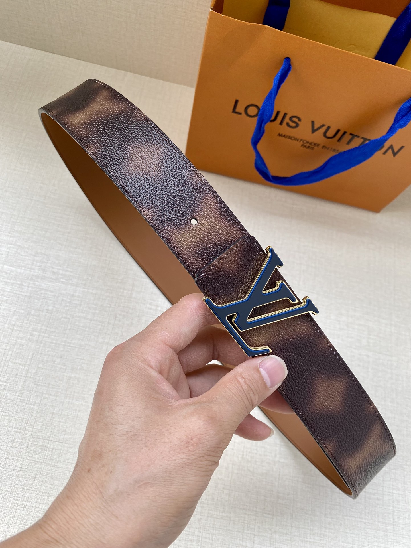 NO:138203,Original LV Pyramide This Is Not MNG Double-sided belt makes Monogram pattern sink into a hazy artistic conception, and the reverse is connected to old smooth cowhide leather, showing the artistic atmosphere. LV Pyramide polished metal buckle adds brand heritage., belt, louis vuitton, cowhide19860909原单 LV Pyramide This Is Not MNG 双面腰带令 Monogram 图案沉入朦胧意境,反面衔接做旧光滑牛皮革,一展艺术气息.LV Pyramide 抛光金属搭扣再添品牌底蕴.,皮带,louis vuitton,cowhide,Belt