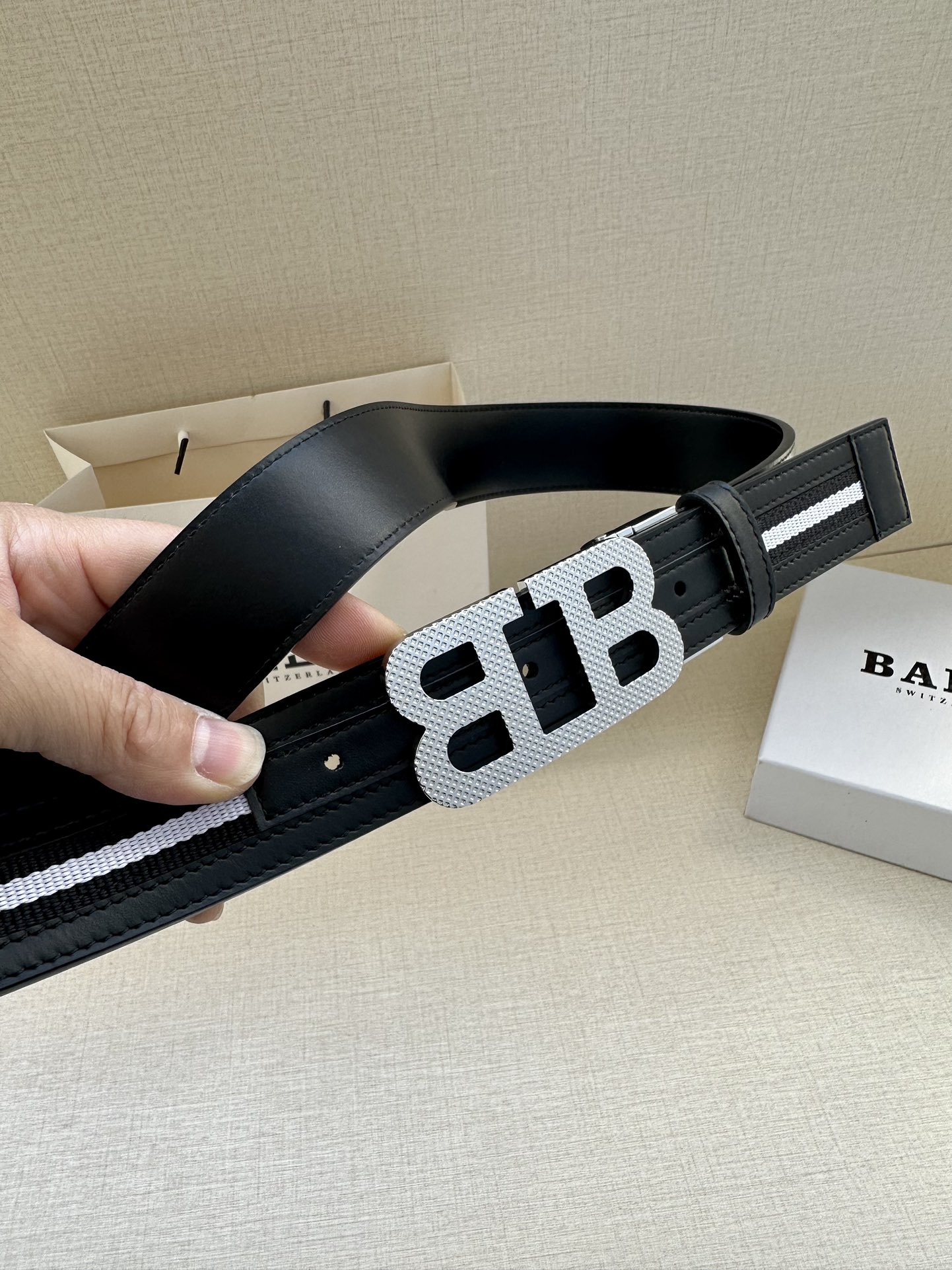 BALLY巴利专柜新款男士休闲布配皮双用腰带宽3.4cm这款帆布腰带饰以蓝色和奶油色迷幻火车条纹搭配蓝色