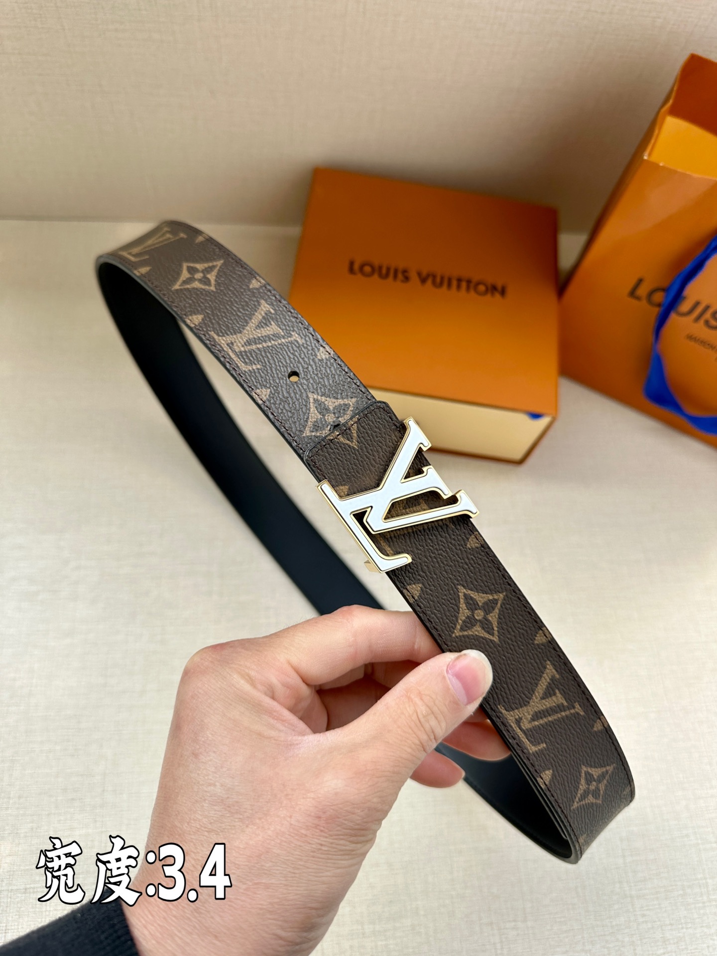 El cinturón reversible LV Initiales de 34 mm renueva su diseño icónico, presentando un estilo reversible con la clásica…