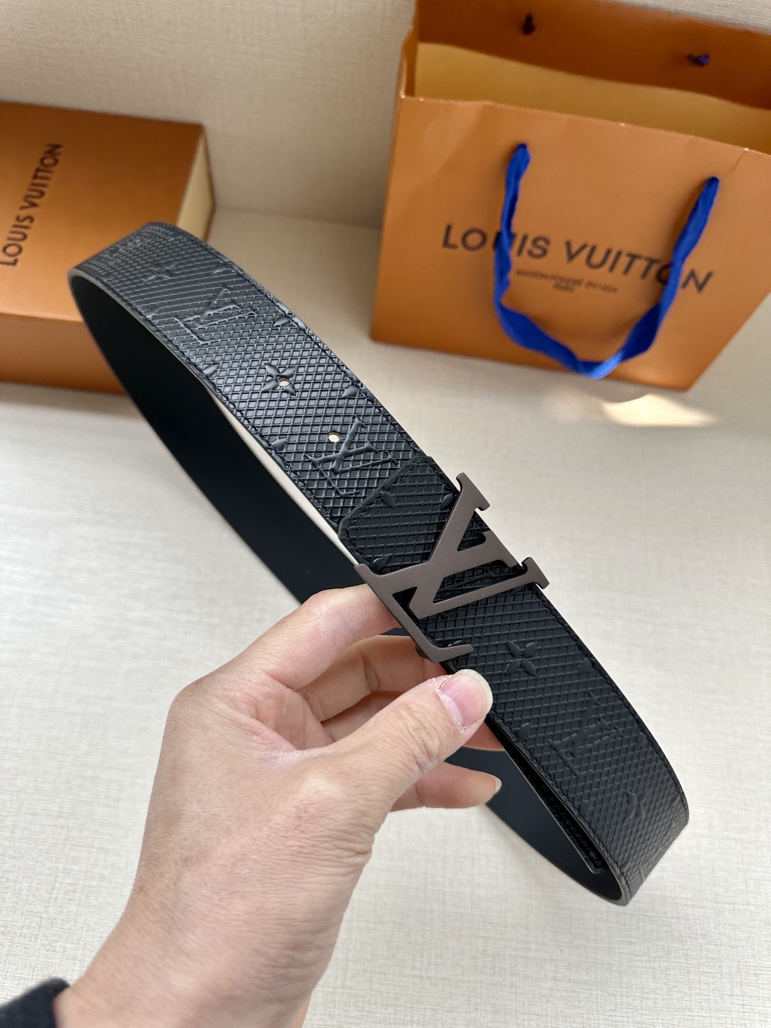 NO:138219,The original 4.0-width Speaker belt makes Monogram embossed through the left and right, revealing the fashionable newness of the spring and summer series, injecting modern style into the brand’s classics. Belts, belts19860909原单 4.0宽 Speaker 腰带令 Monogram 压纹贯穿左右,以哑光针式搭扣道出 春夏系列的时尚新意,为品牌经典注入摩登格调.皮带,皮带,Belt