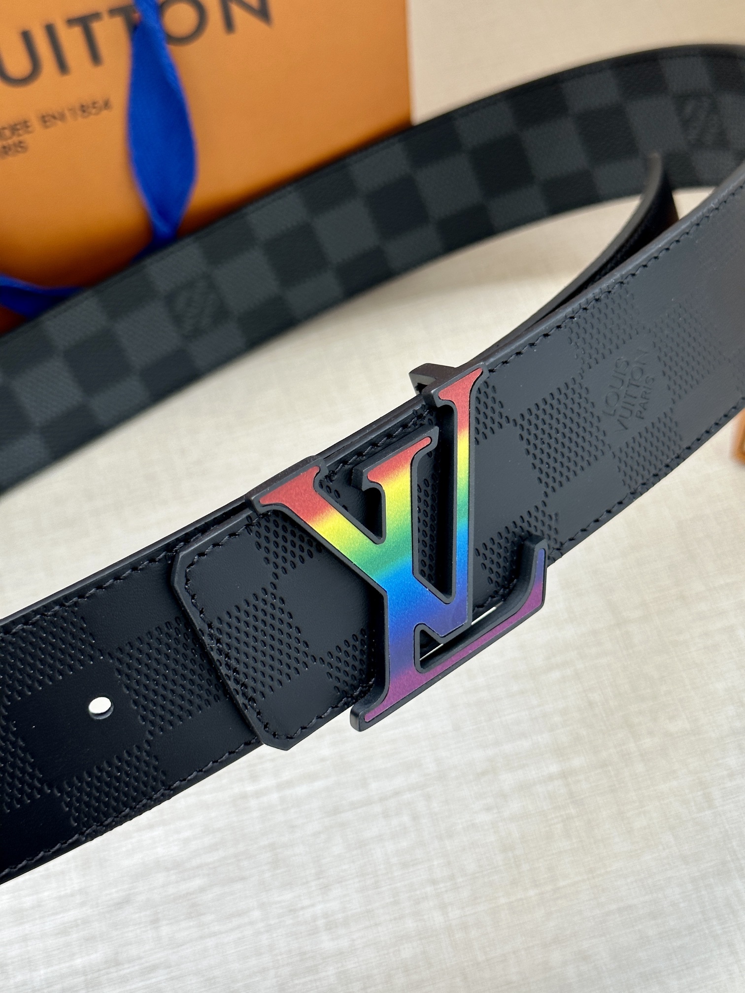 .0宽本款LVInitiales双面腰带聚焦品牌经典Damier格纹以DamierGraphite帆布和
