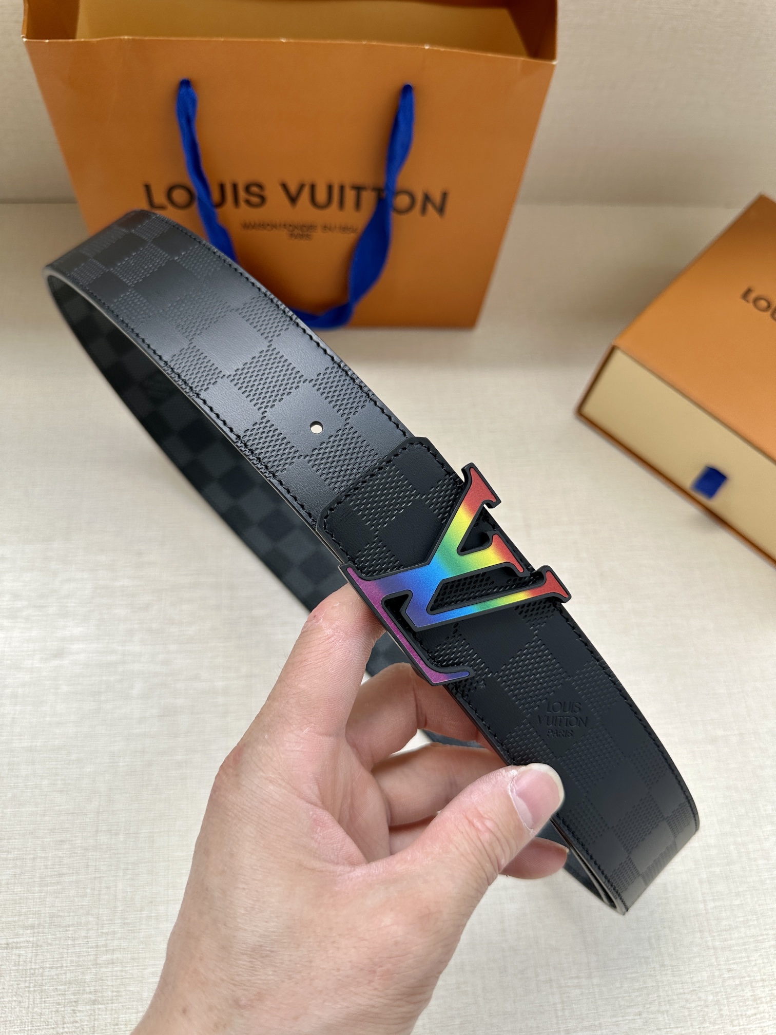 .0宽本款LVInitiales双面腰带聚焦品牌经典Damier格纹以DamierGraphite帆布和