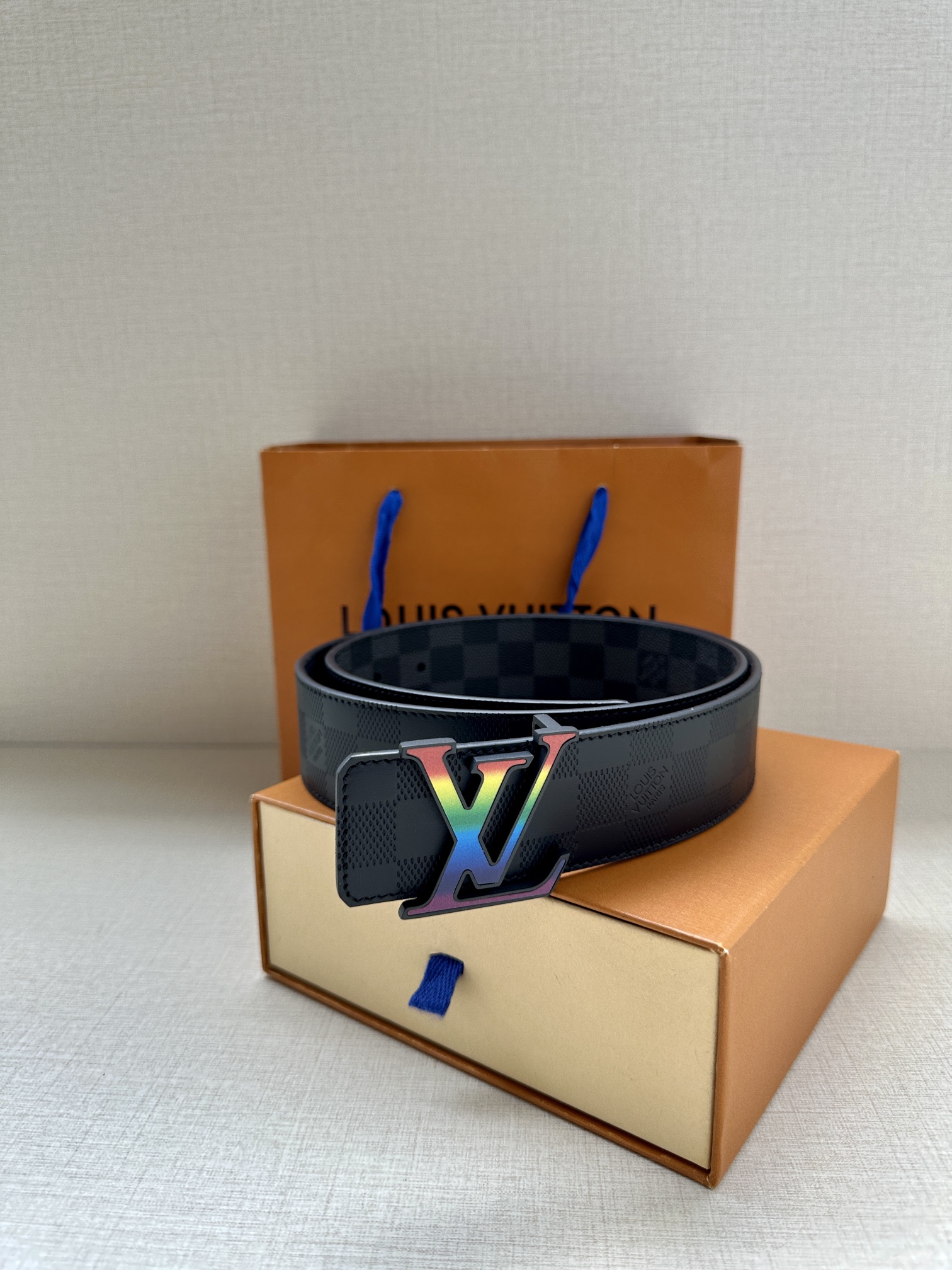 .0宽本款LVInitiales双面腰带聚焦品牌经典Damier格纹以DamierGraphite帆布和