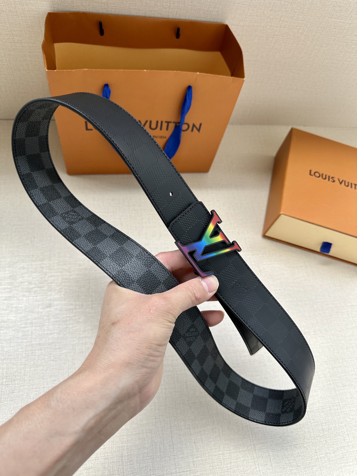.0宽本款LVInitiales双面腰带聚焦品牌经典Damier格纹以DamierGraphite帆布和