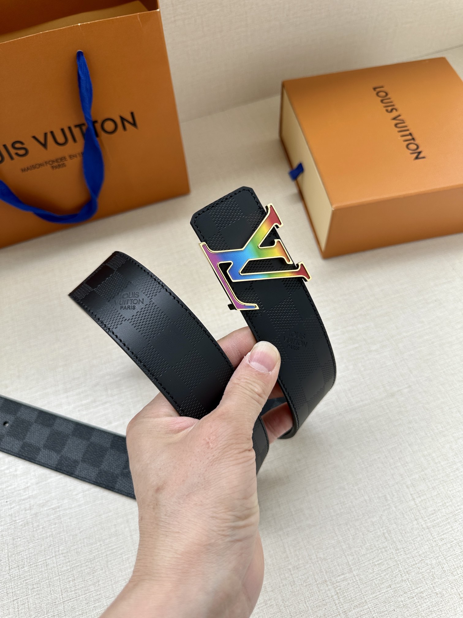 .0宽本款LVInitiales双面腰带聚焦品牌经典Damier格纹以DamierGraphite帆布和