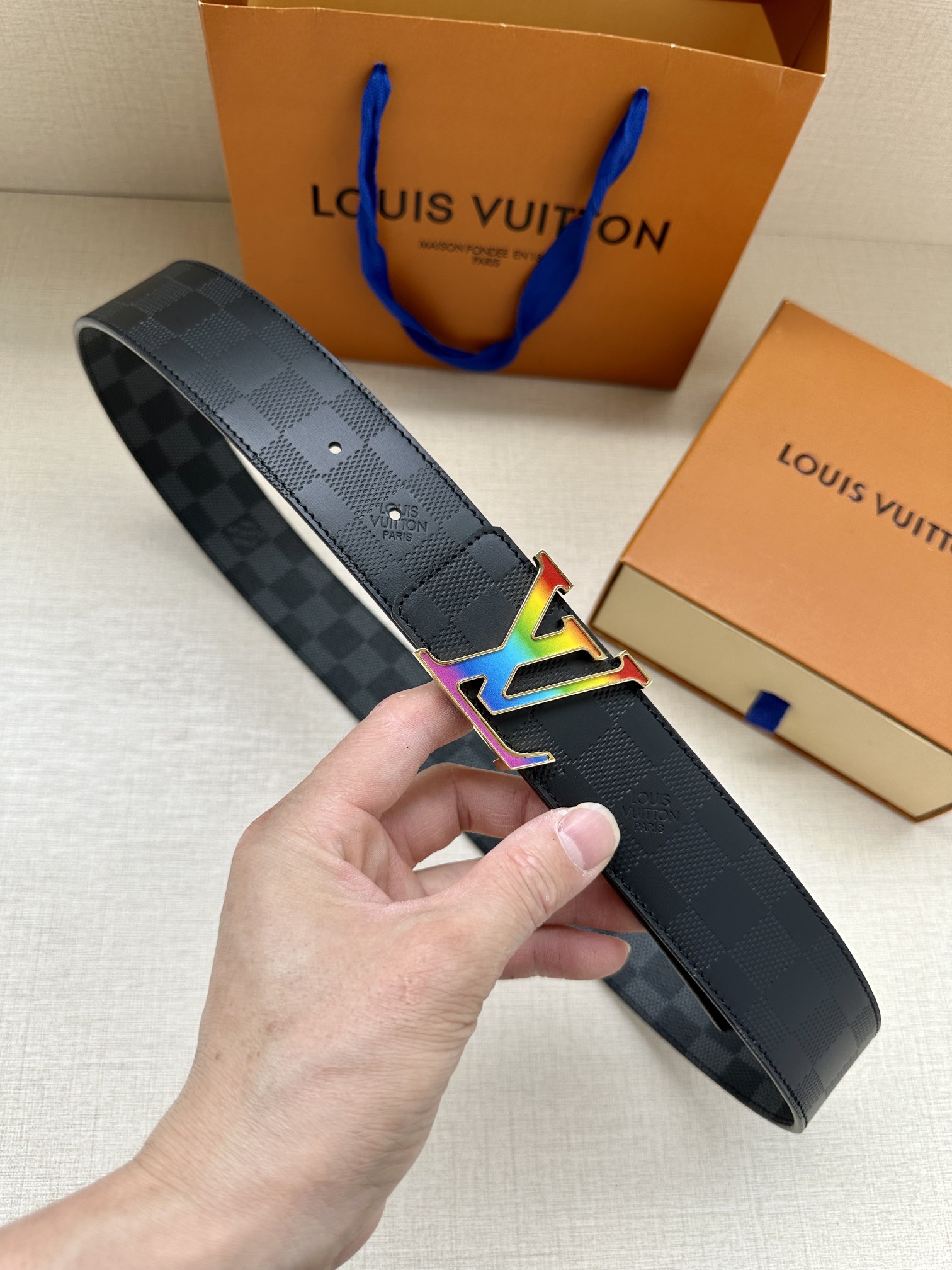 .0宽本款LVInitiales双面腰带聚焦品牌经典Damier格纹以DamierGraphite帆布和