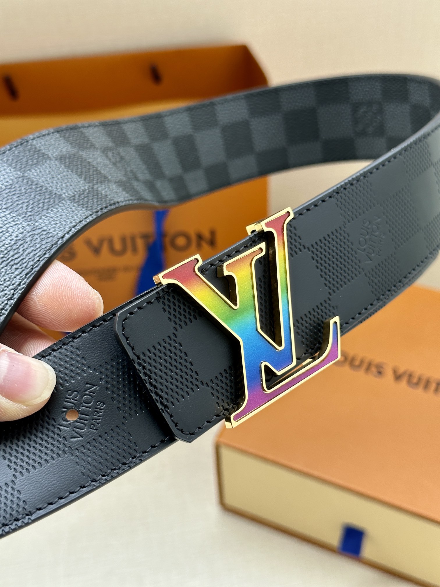 .0宽本款LVInitiales双面腰带聚焦品牌经典Damier格纹以DamierGraphite帆布和