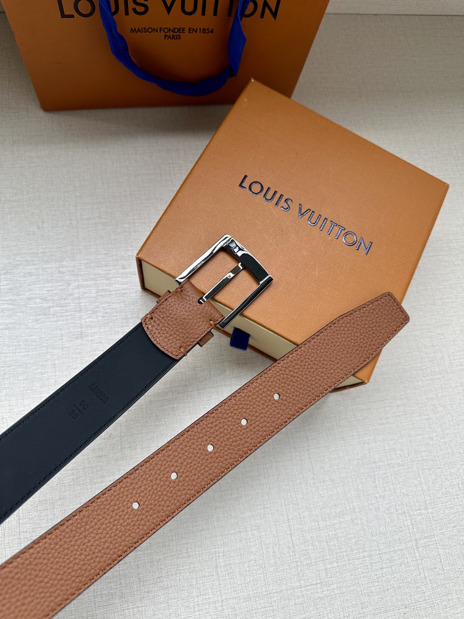 这款3.4宽Taurillon腰带采用LouisVuitton金属设计适合沉稳低调的男士使用经典设计