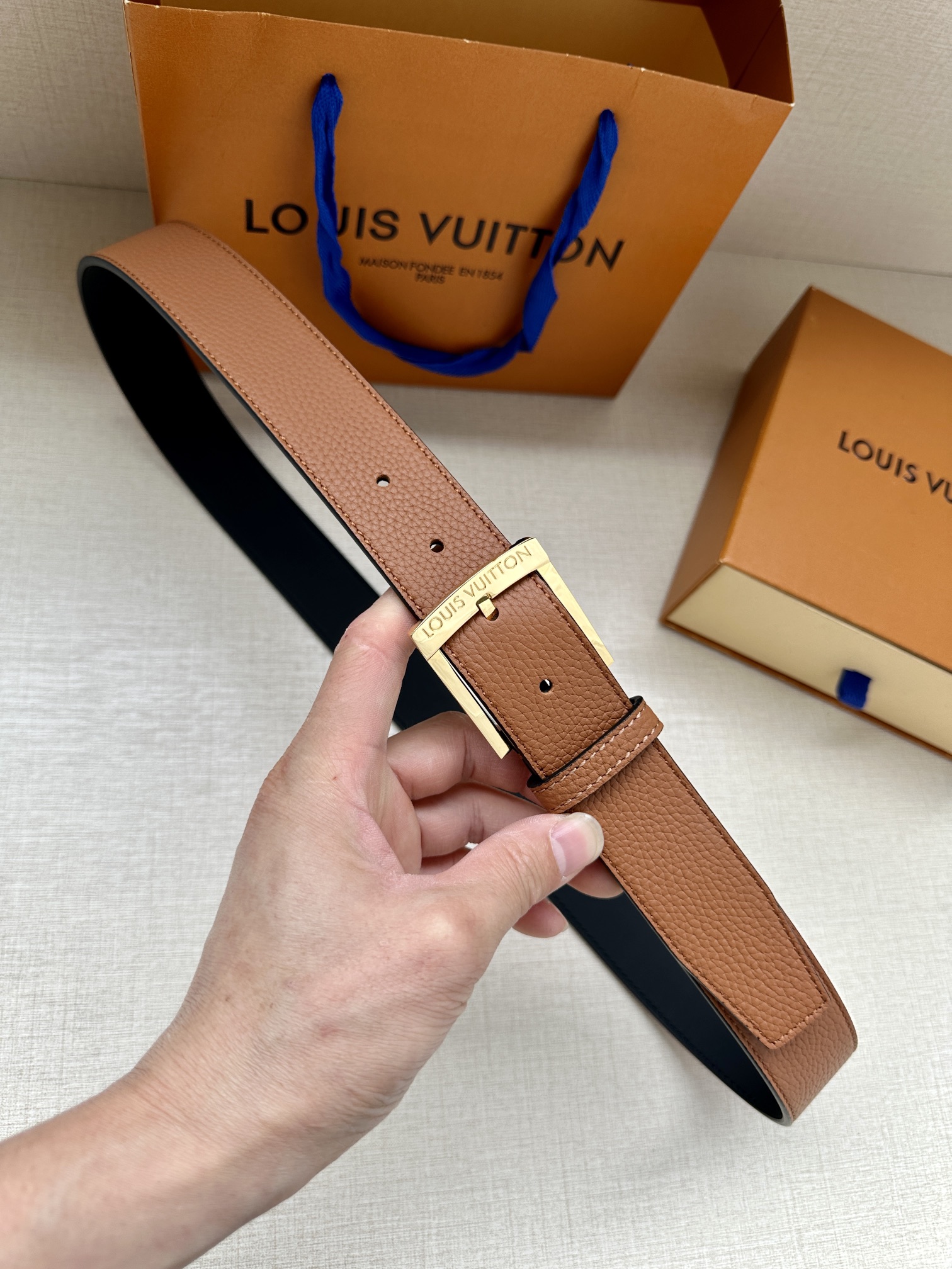 这款3.4宽Taurillon腰带采用LouisVuitton金属设计适合沉稳低调的男士使用经典设计
