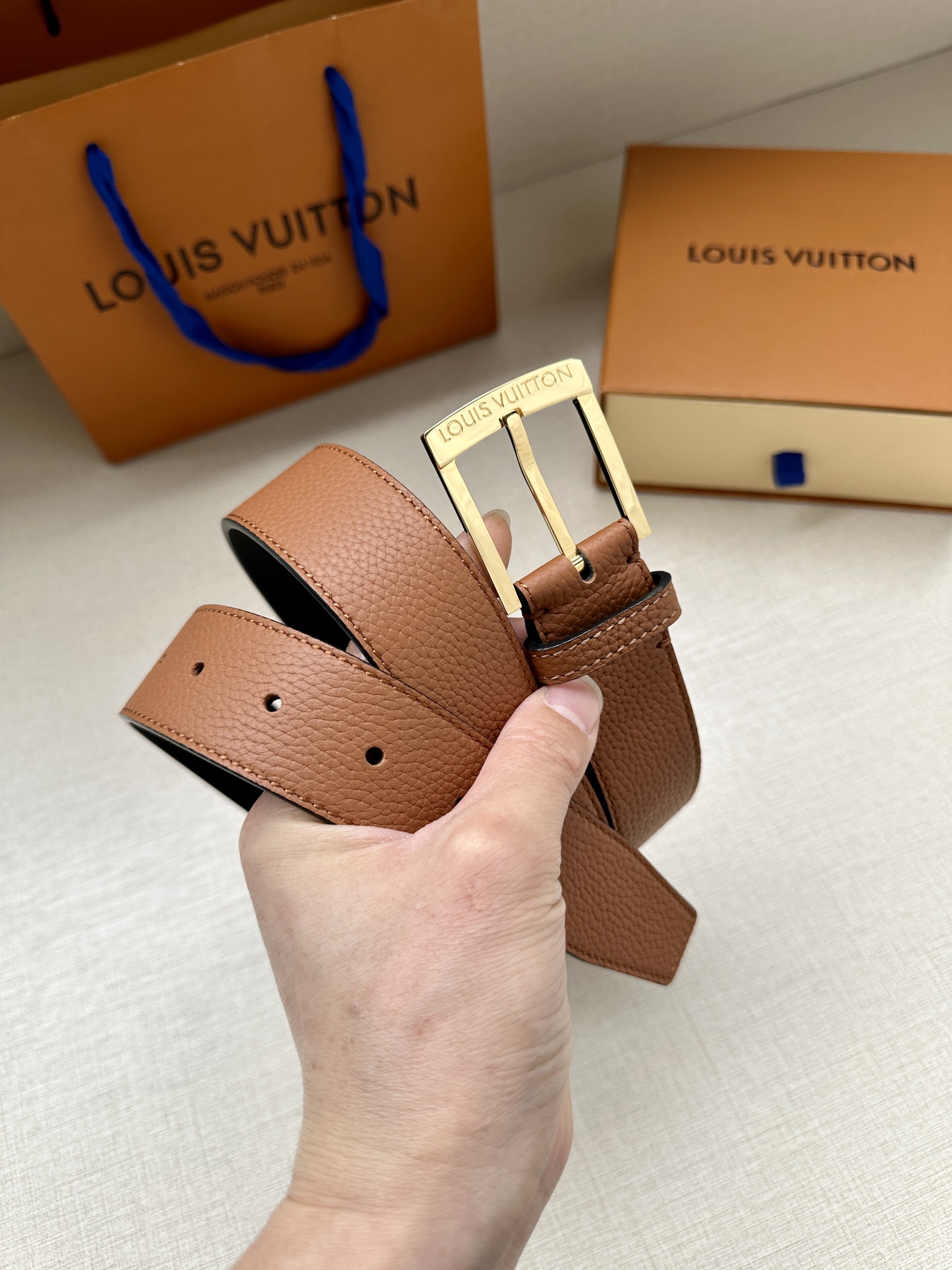 这款3.4宽Taurillon腰带采用LouisVuitton金属设计适合沉稳低调的男士使用经典设计