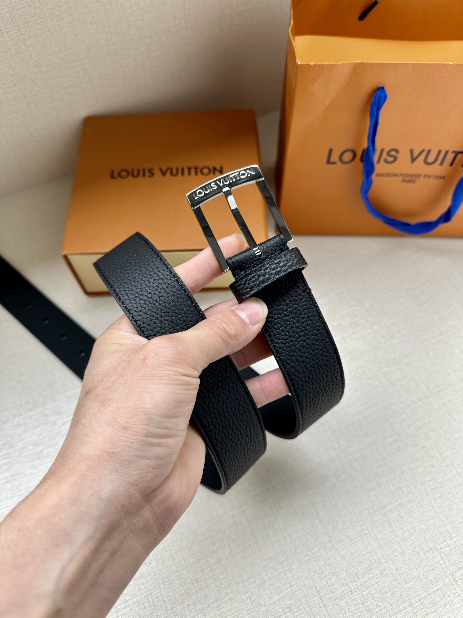 这款3.4宽Taurillon腰带采用LouisVuitton金属设计适合沉稳低调的男士使用经典设计