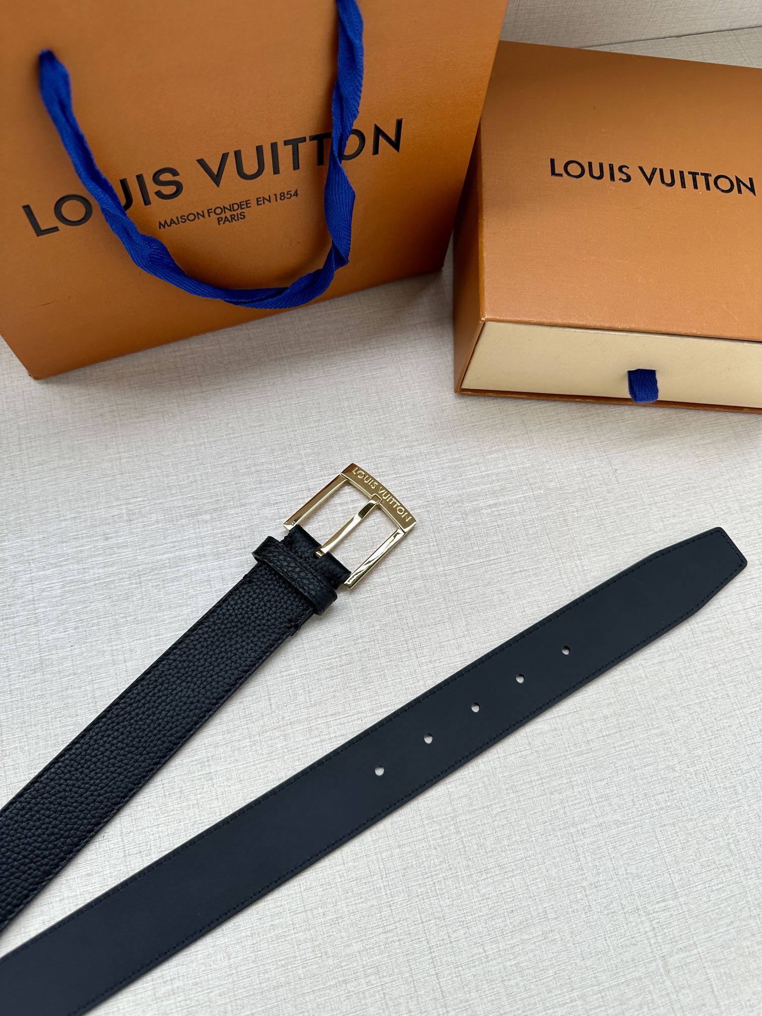 这款3.4宽Taurillon腰带采用LouisVuitton金属设计适合沉稳低调的男士使用经典设计