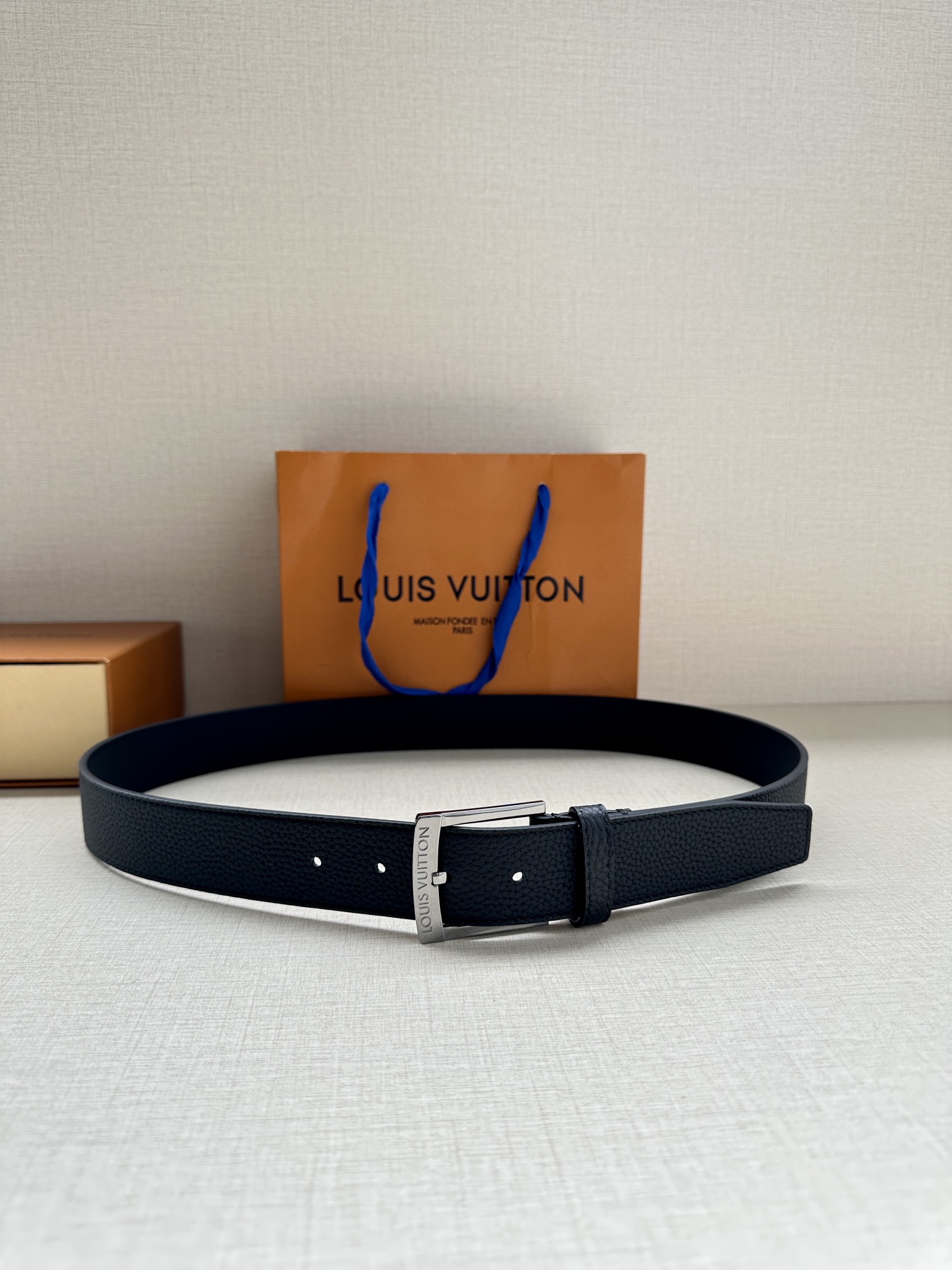 这款3.4宽Taurillon腰带采用LouisVuitton金属设计适合沉稳低调的男士使用经典设计