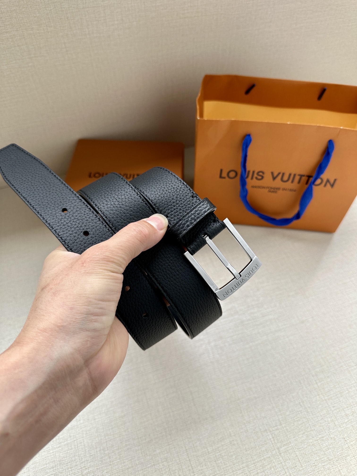 这款3.4宽Taurillon腰带采用LouisVuitton金属设计适合沉稳低调的男士使用经典设计