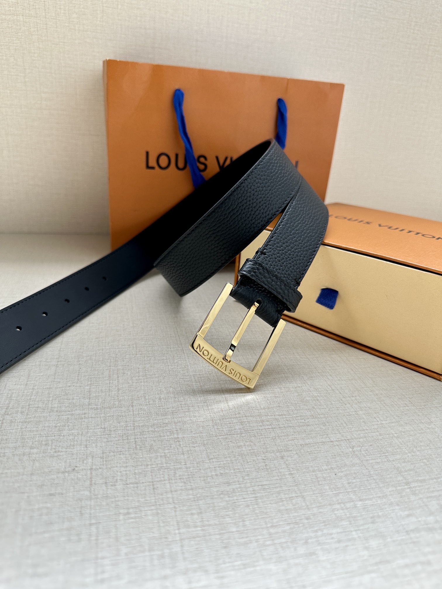 这款3.4宽Taurillon腰带采用LouisVuitton金属设计适合沉稳低调的男士使用经典设计