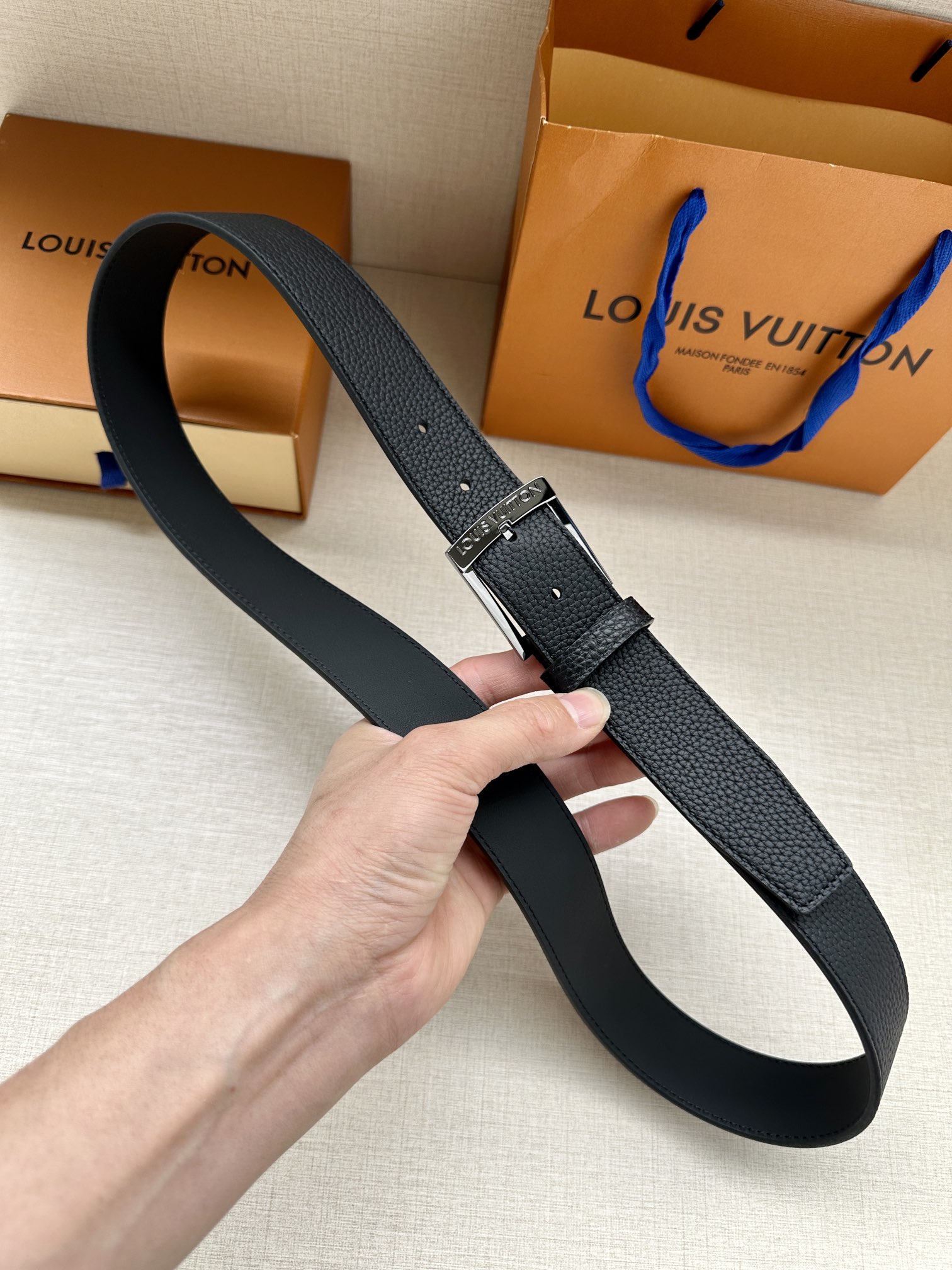 这款3.4宽Taurillon腰带采用LouisVuitton金属设计适合沉稳低调的男士使用经典设计