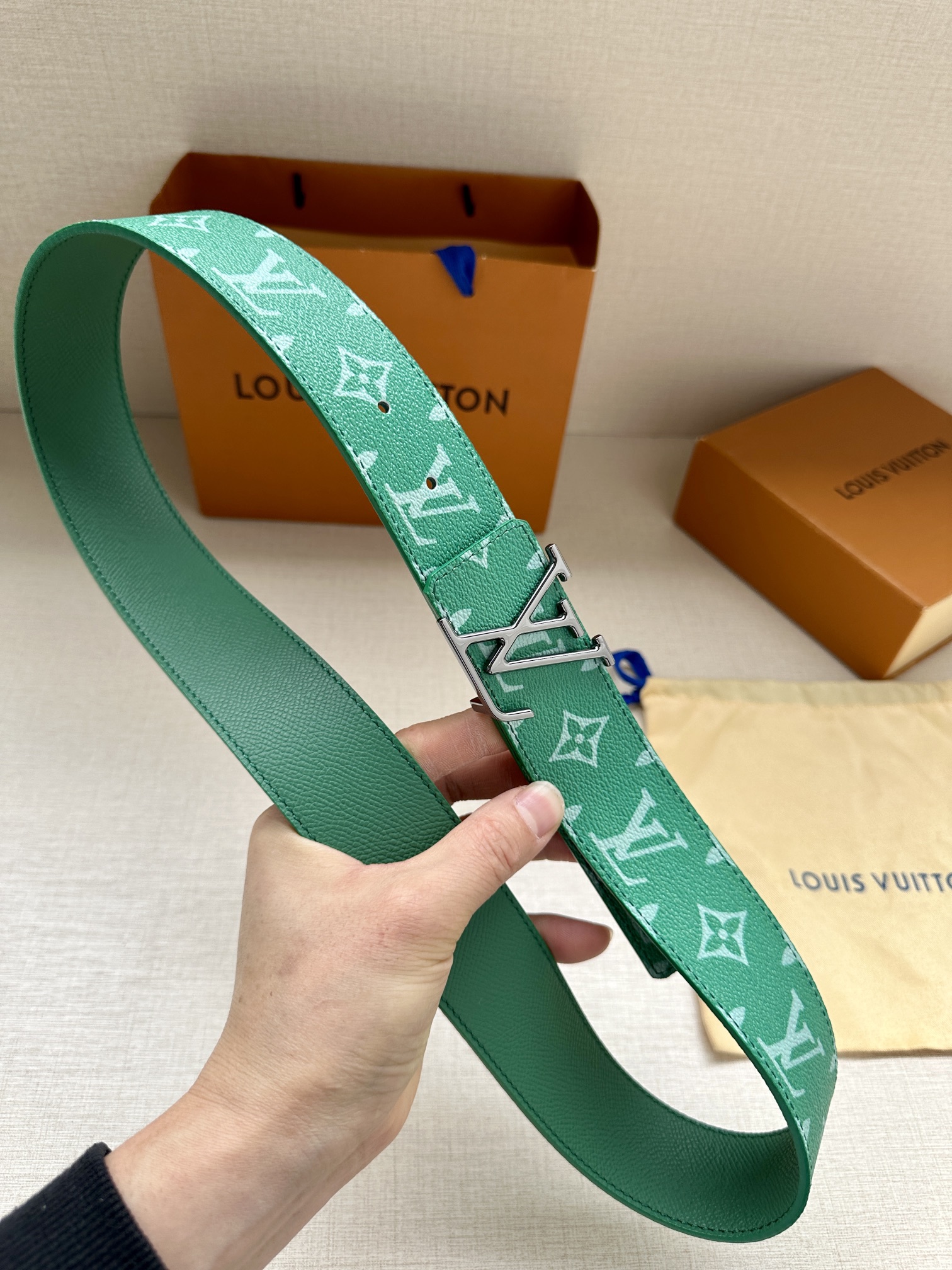LVInitiales4.0宽双面腰带是2024年春夏男装系列的配饰Taïga皮革触感柔软与另一面的Mo