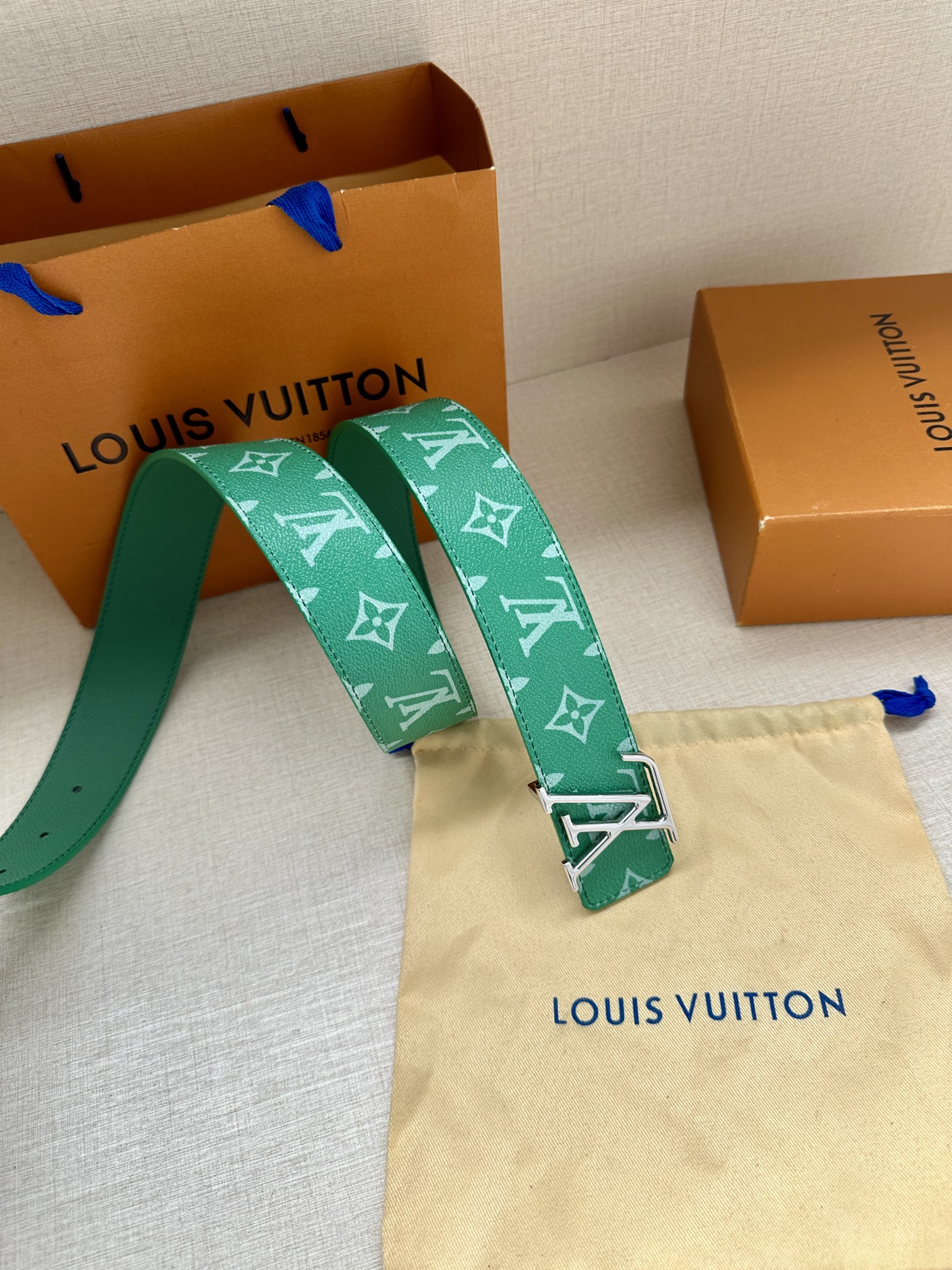 LVInitiales4.0宽双面腰带是2024年春夏男装系列的配饰Taïga皮革触感柔软与另一面的Mo