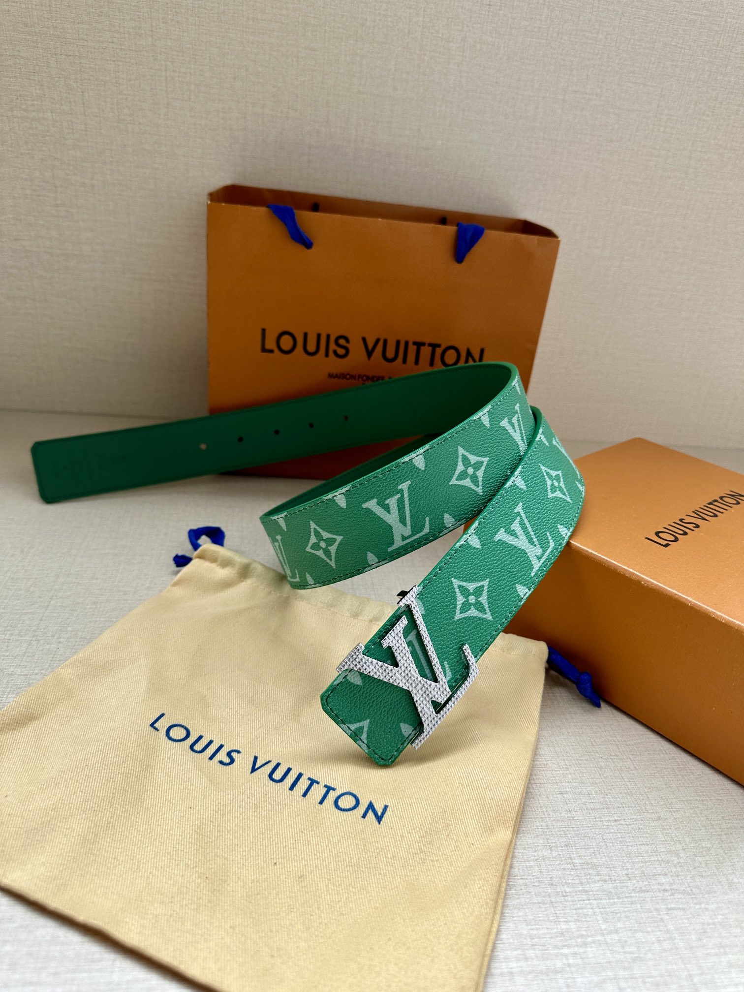LVInitiales4.0宽双面腰带是2024年春夏男装系列的配饰Taïga皮革触感柔软与另一面的Mo