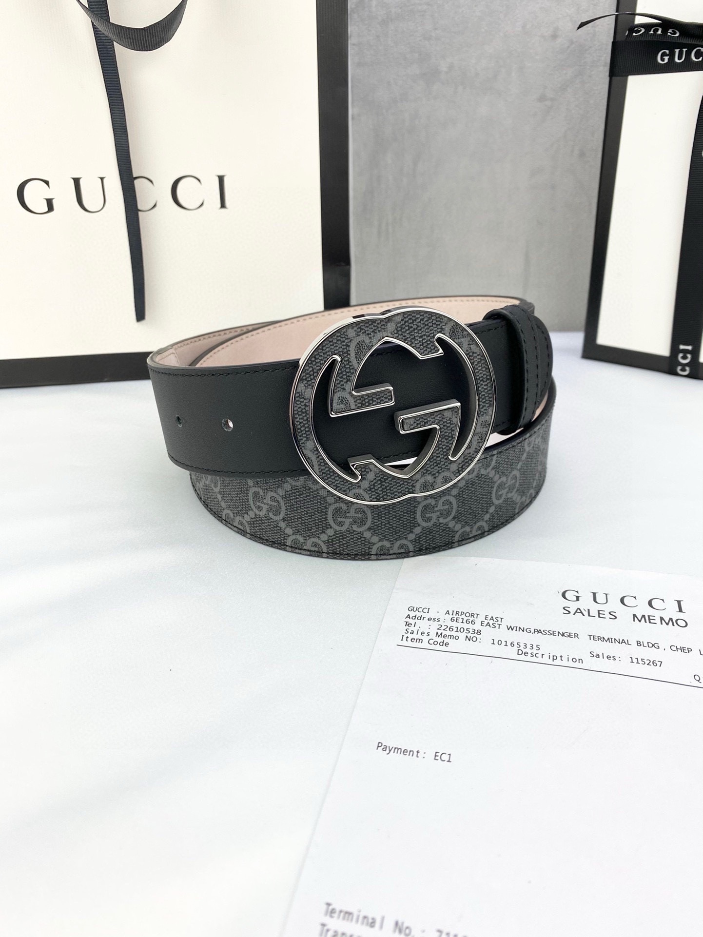 宽度4.0cmgucci这款腰带在新款系列中惊艳亮相采用以标志性米色/乌木色组合呈现的品牌双G精品钢扣字