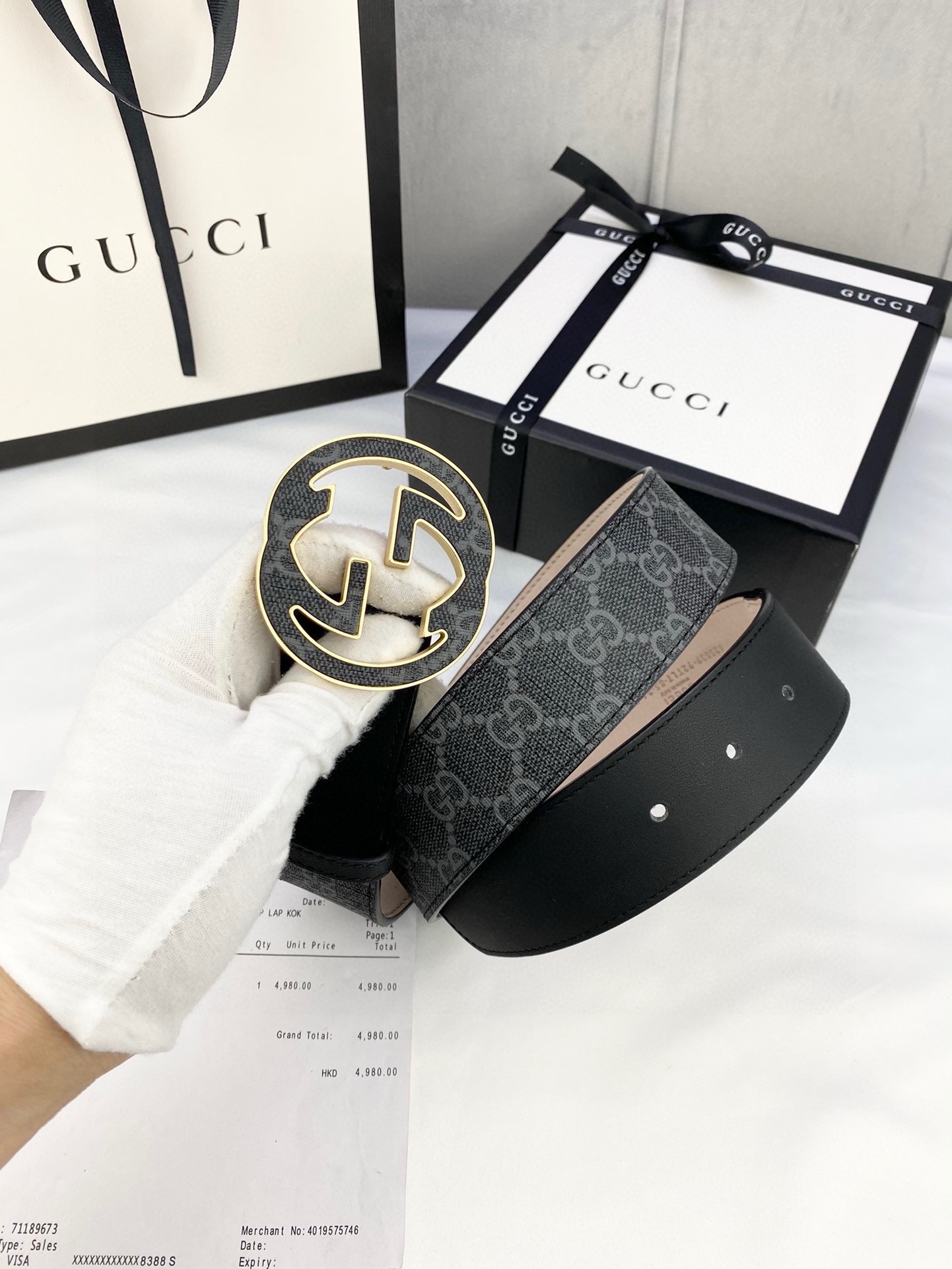 宽度4.0cmgucci这款腰带在新款系列中惊艳亮相采用以标志性米色/乌木色组合呈现的品牌双G精品钢扣字