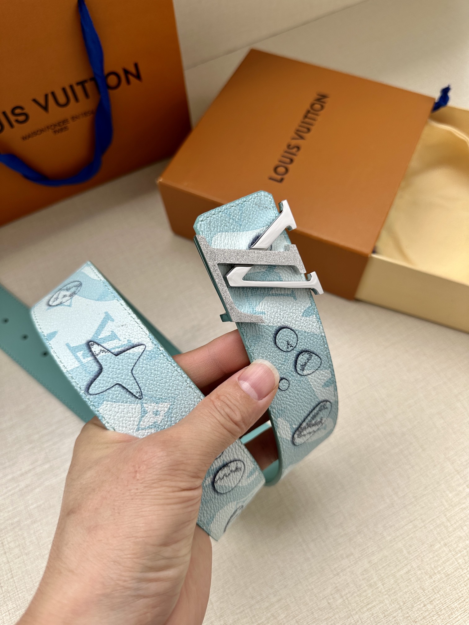 .0宽LVAqua双面腰带为传统设计引入现实主义意趣MonogramAqua帆布以3D水滴图案模糊Mon