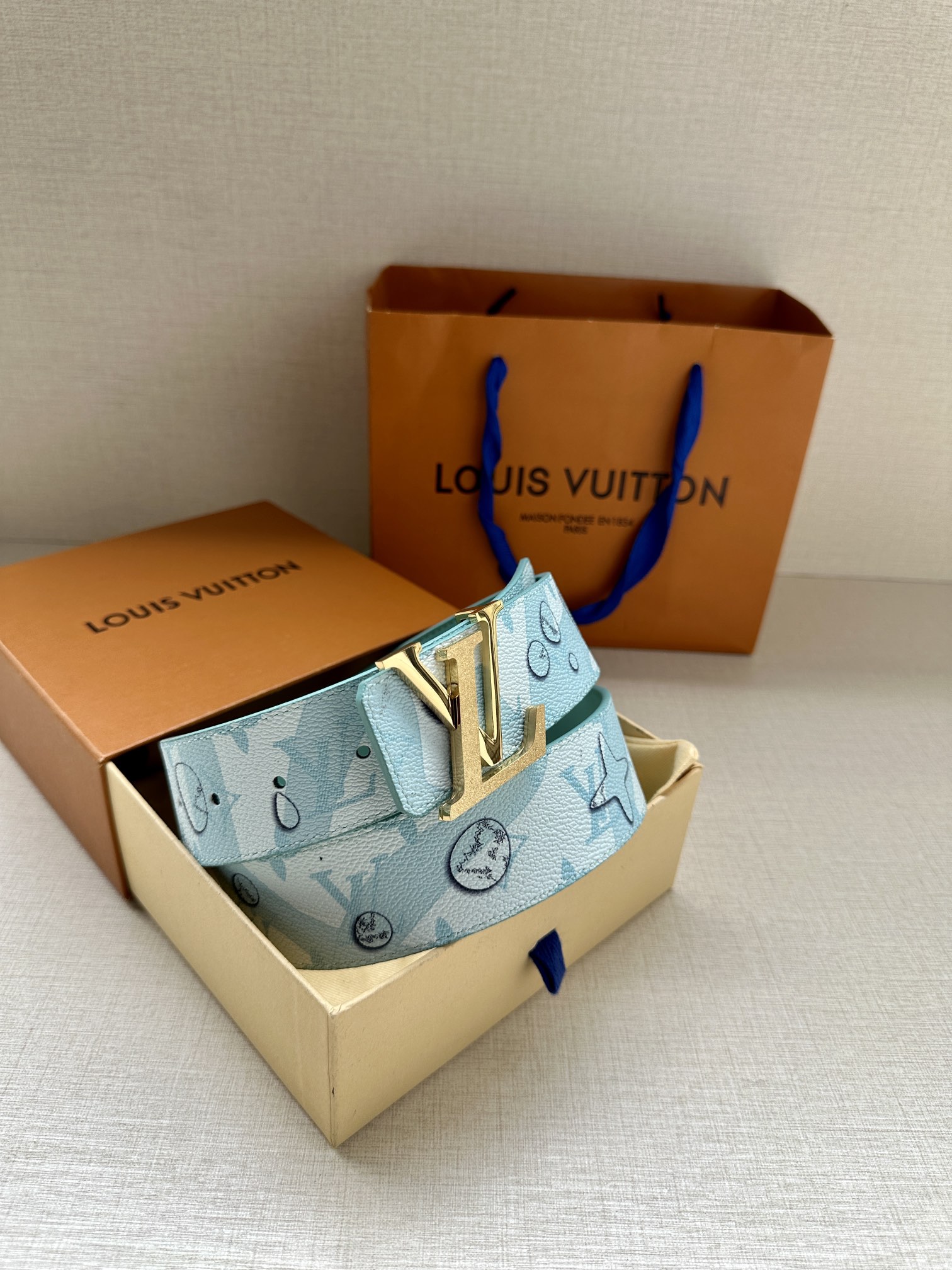 .0宽LVAqua双面腰带为传统设计引入现实主义意趣MonogramAqua帆布以3D水滴图案模糊Mon
