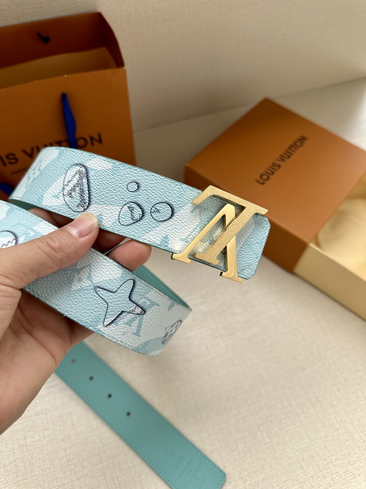 .0宽LVAqua双面腰带为传统设计引入现实主义意趣MonogramAqua帆布以3D水滴图案模糊Mon