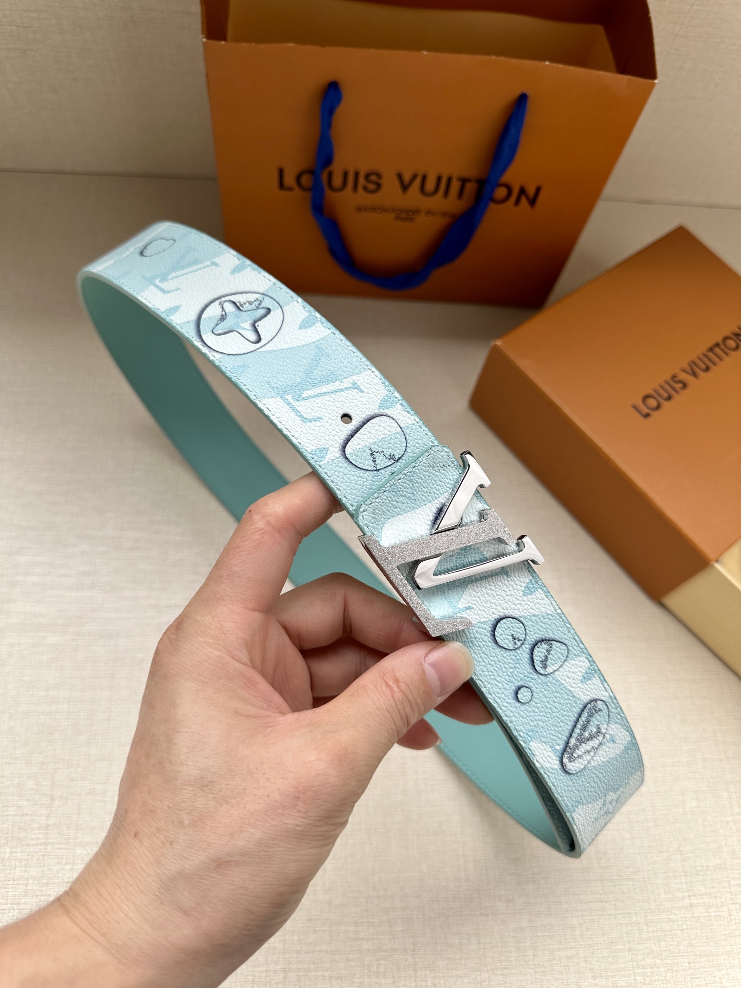 .0宽LVAqua双面腰带为传统设计引入现实主义意趣MonogramAqua帆布以3D水滴图案模糊Mon