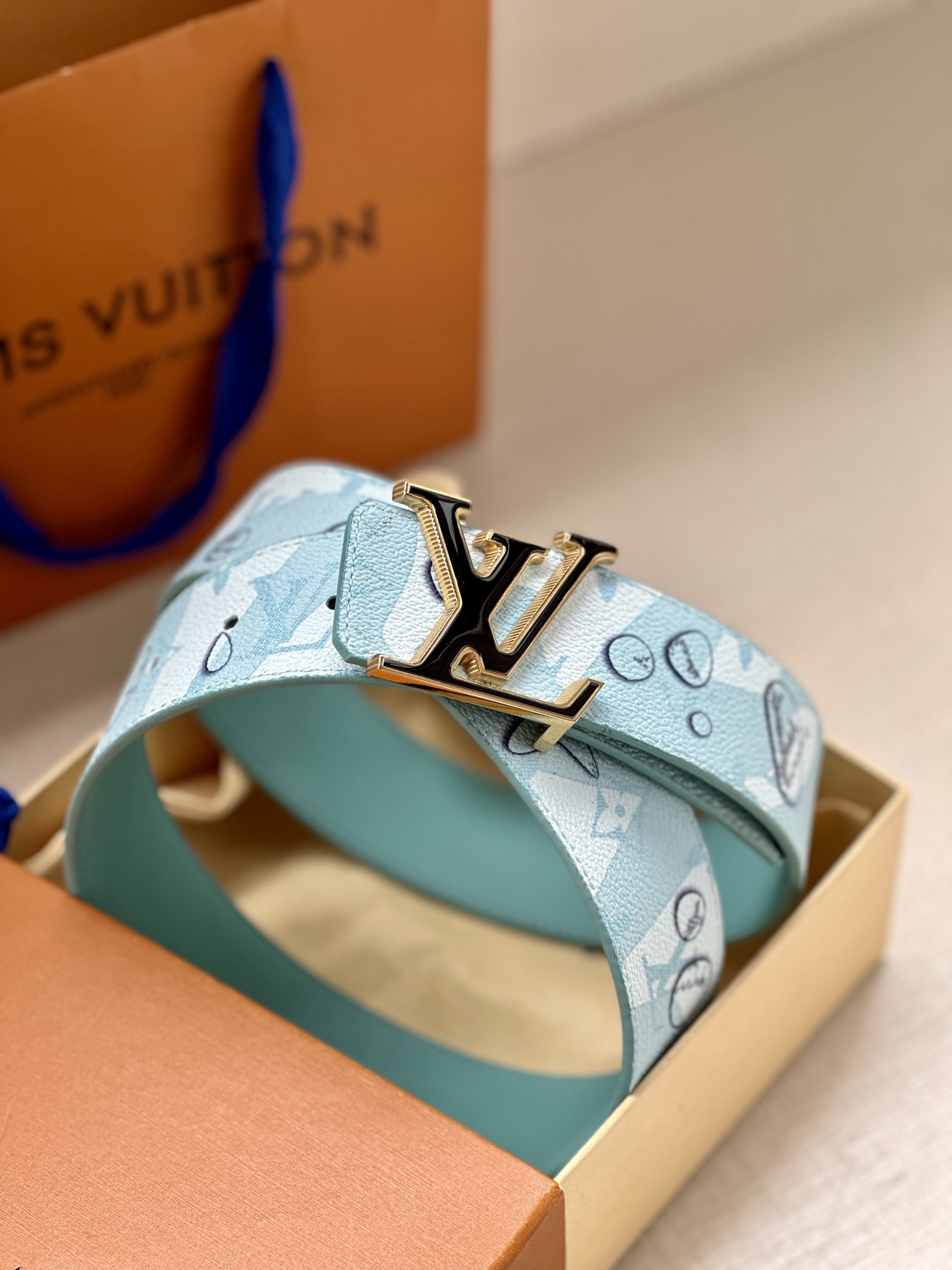 .0宽LVAqua双面腰带为传统设计引入现实主义意趣MonogramAqua帆布以3D水滴图案模糊Mon