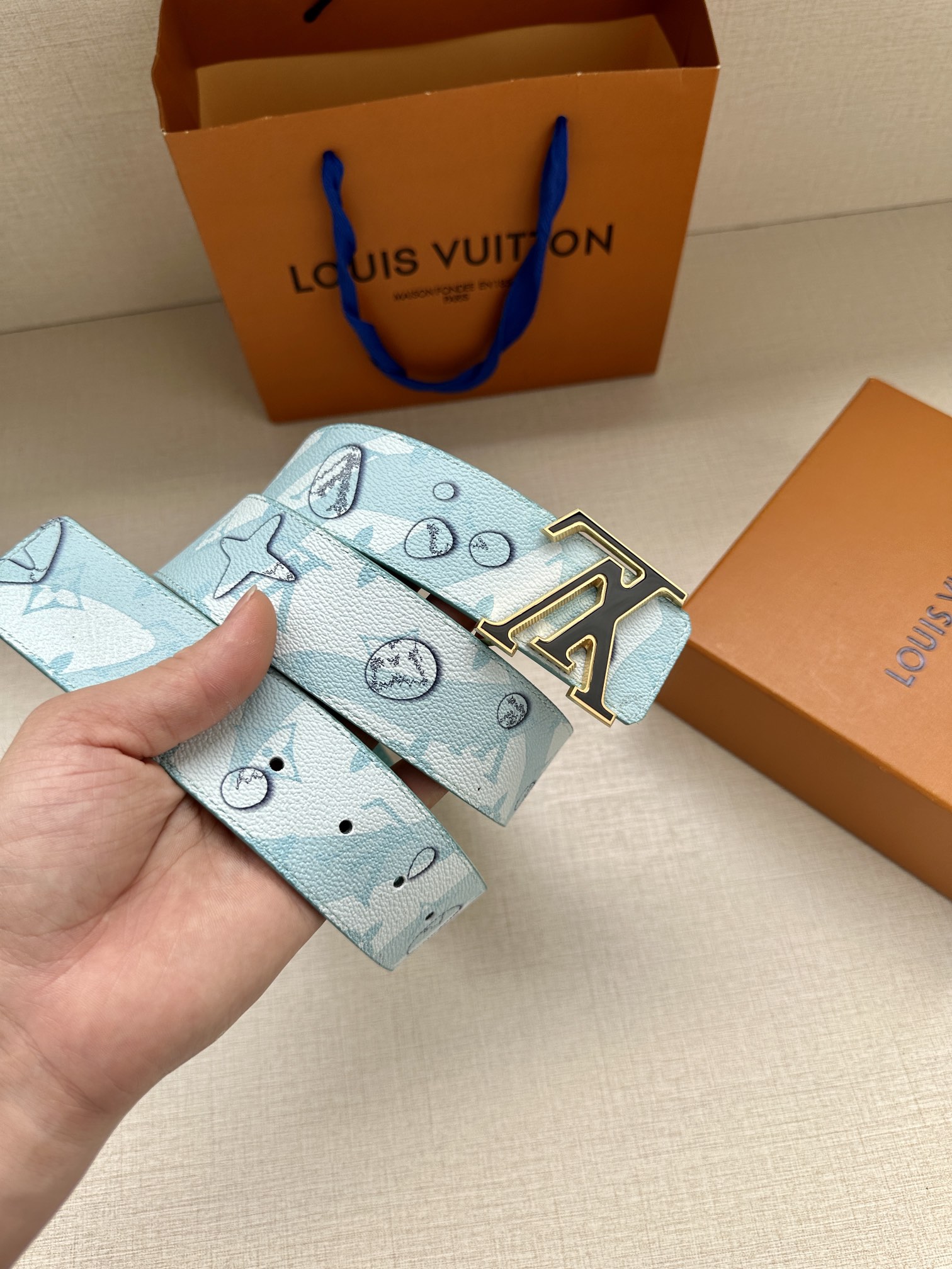 .0宽LVAqua双面腰带为传统设计引入现实主义意趣MonogramAqua帆布以3D水滴图案模糊Mon