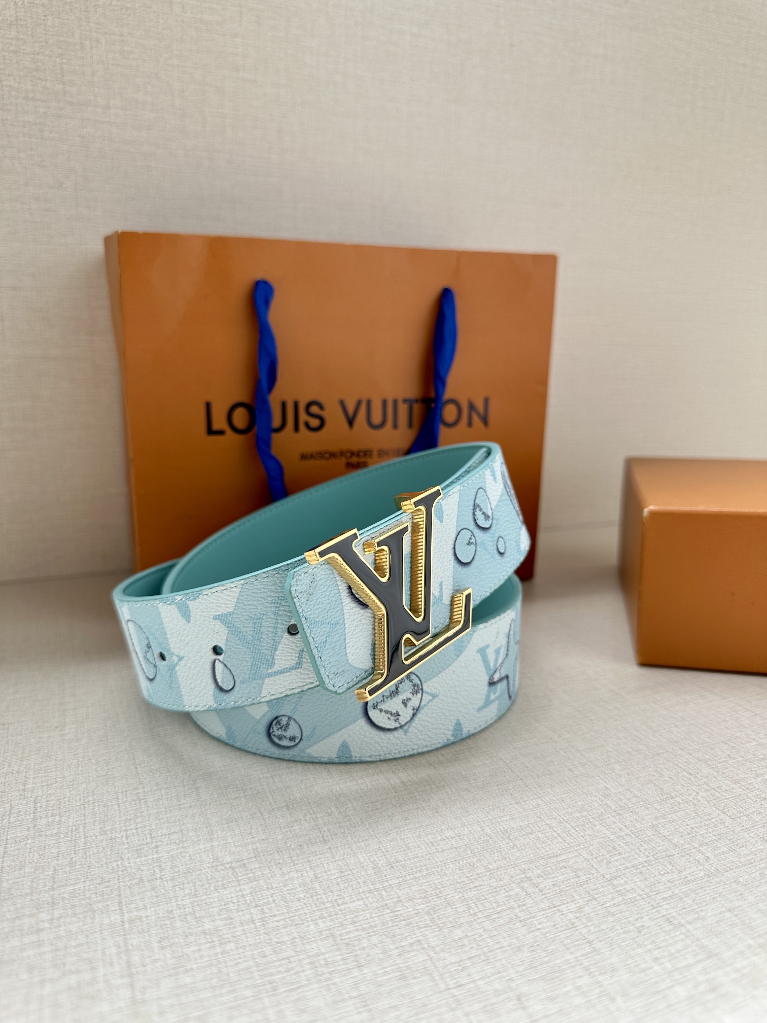 .0宽LVAqua双面腰带为传统设计引入现实主义意趣MonogramAqua帆布以3D水滴图案模糊Mon