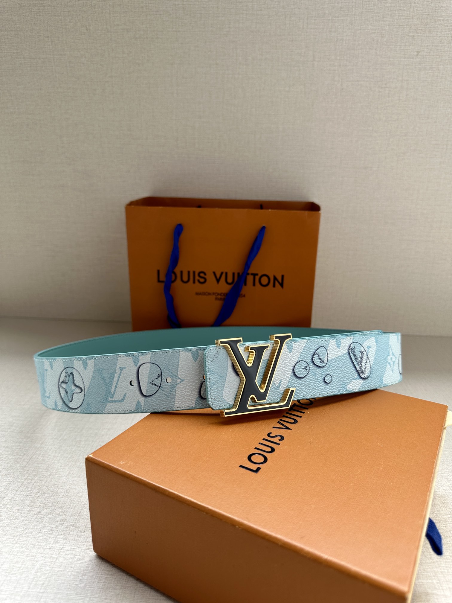 .0宽LVAqua双面腰带为传统设计引入现实主义意趣MonogramAqua帆布以3D水滴图案模糊Mon