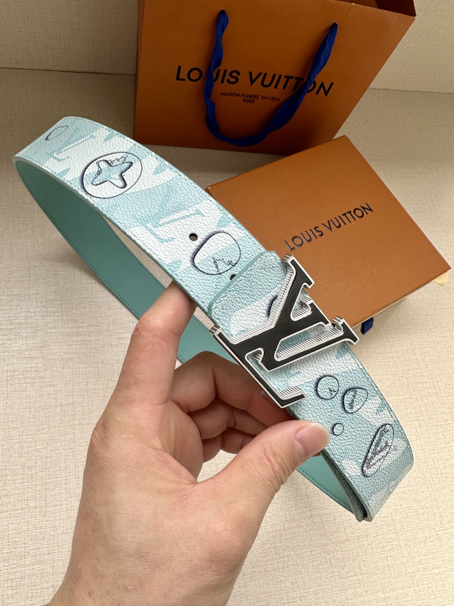 .0宽LVAqua双面腰带为传统设计引入现实主义意趣MonogramAqua帆布以3D水滴图案模糊Mon