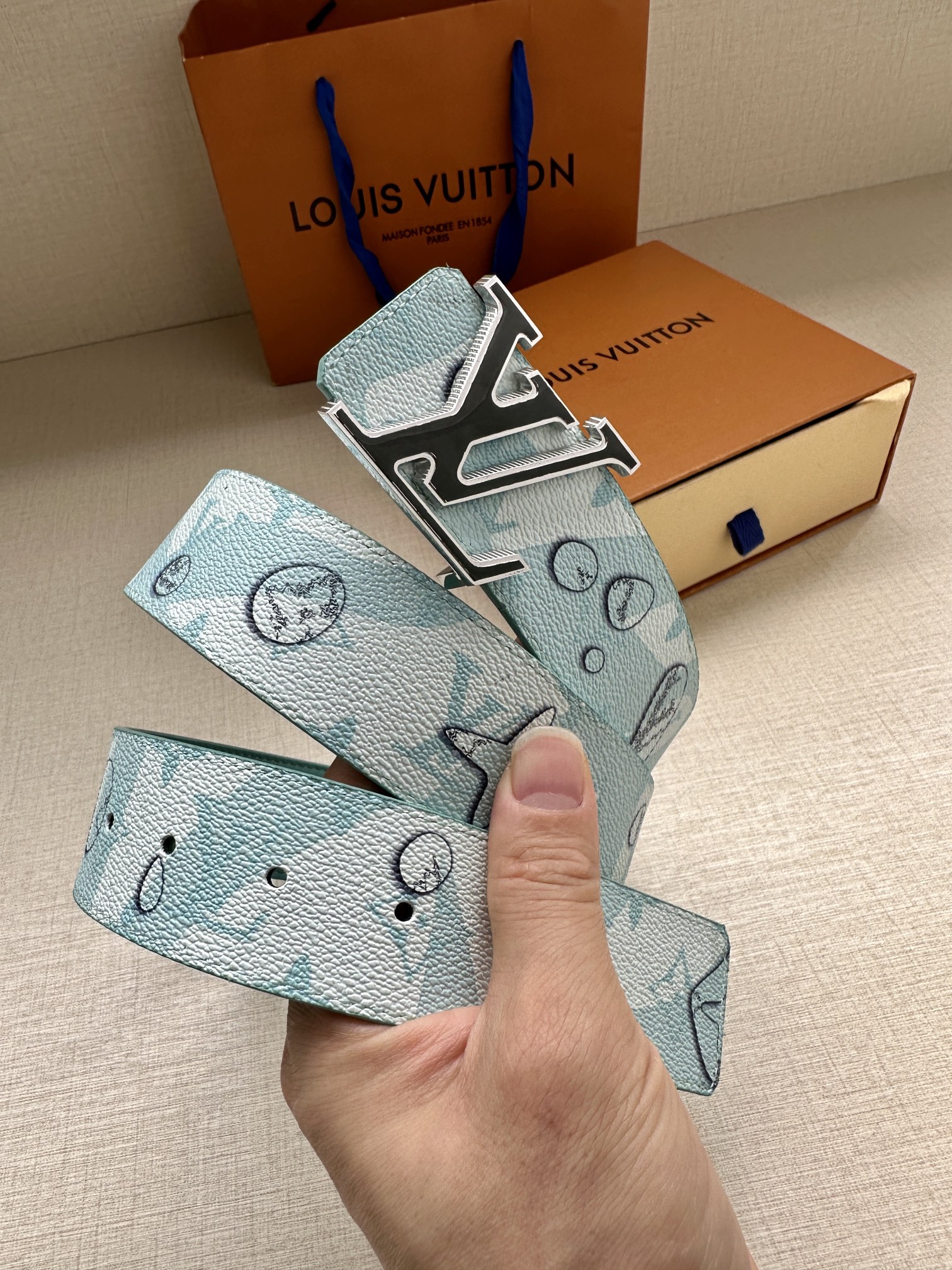 .0宽LVAqua双面腰带为传统设计引入现实主义意趣MonogramAqua帆布以3D水滴图案模糊Mon