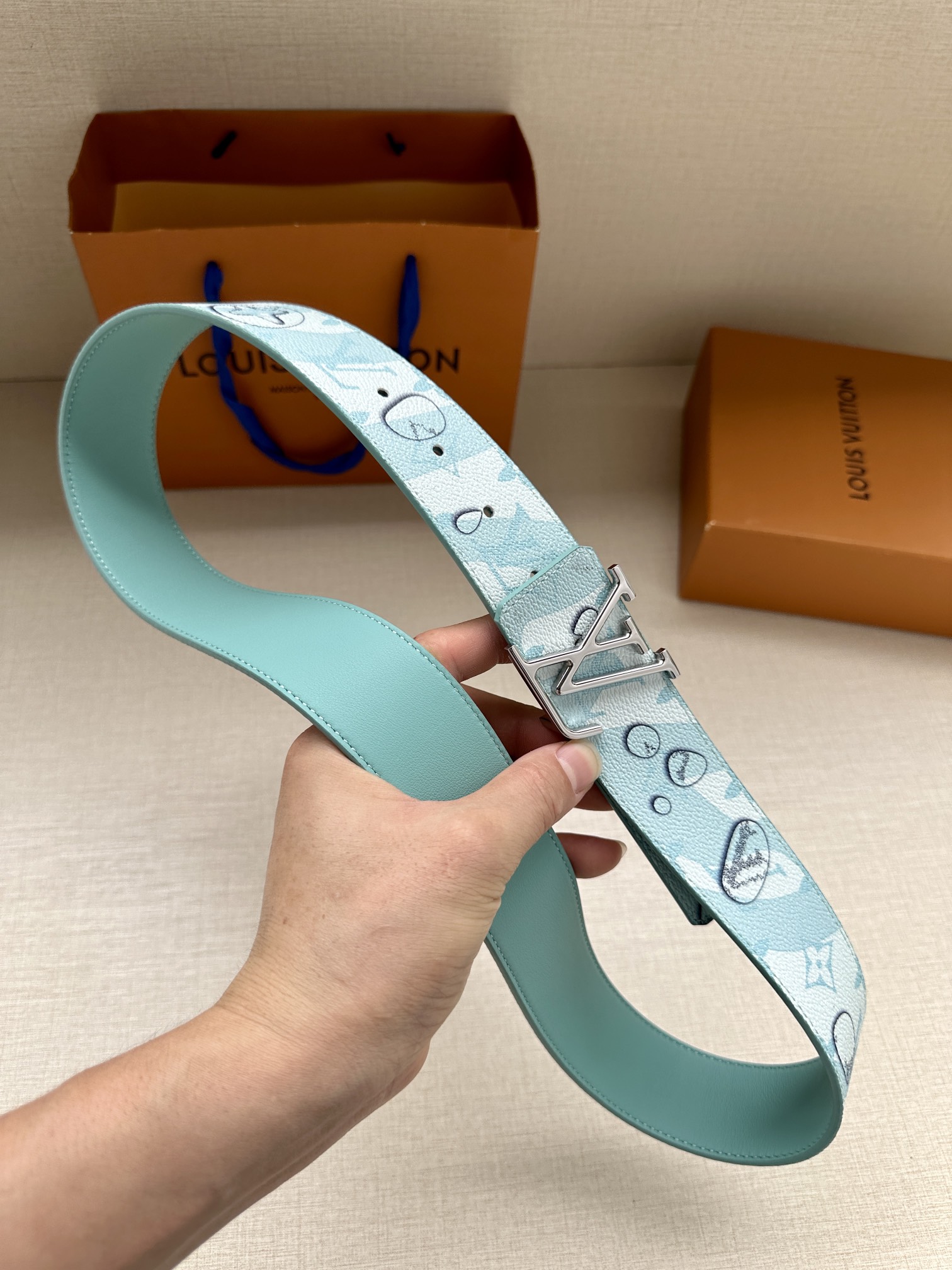 .0宽LVAqua双面腰带为传统设计引入现实主义意趣MonogramAqua帆布以3D水滴图案模糊Mon