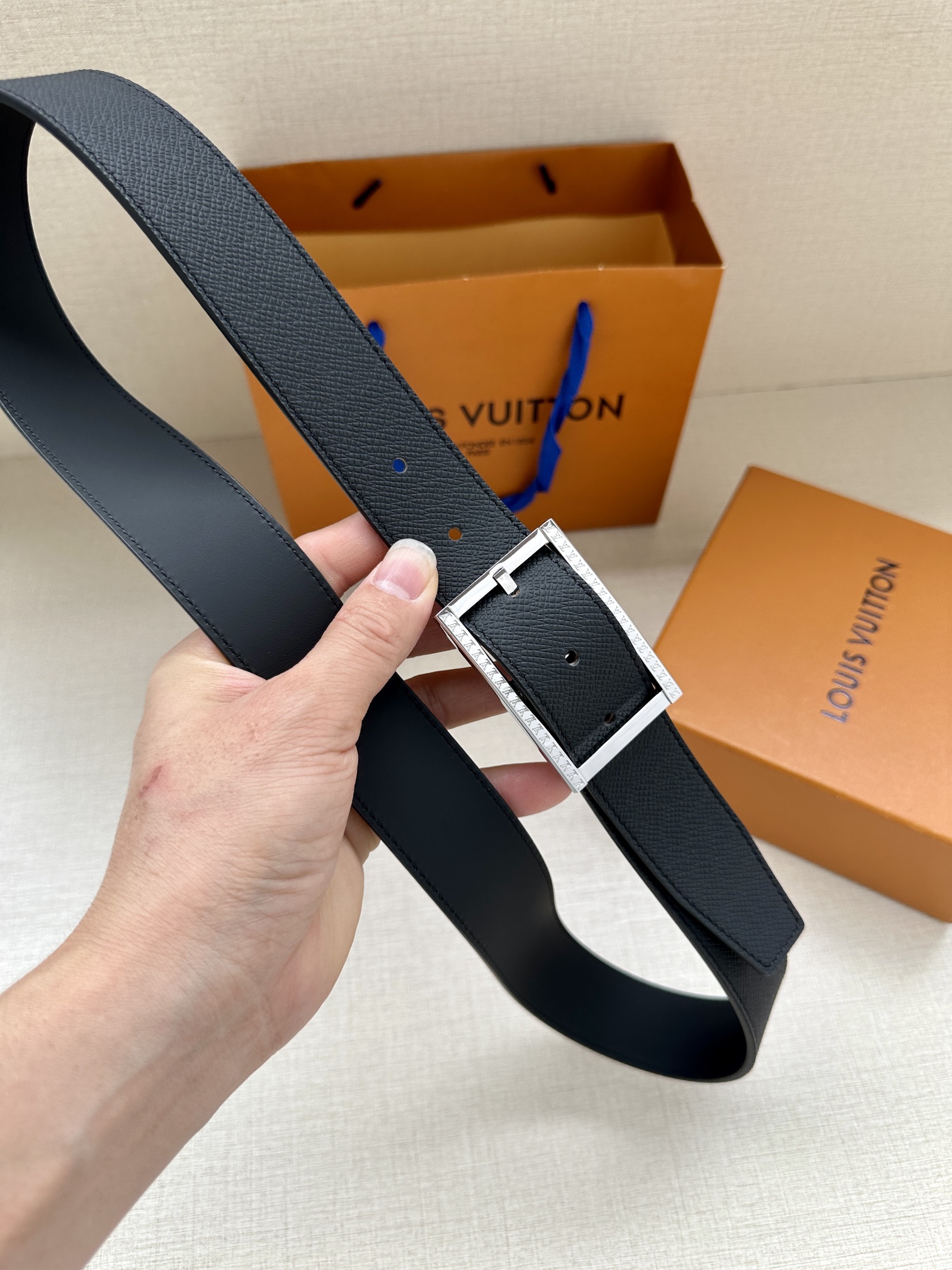 这款3.4宽Taurillon适合沉稳低调的男士使用经典设计Taurillon小牛皮腰带小牛皮内衬闪亮金
