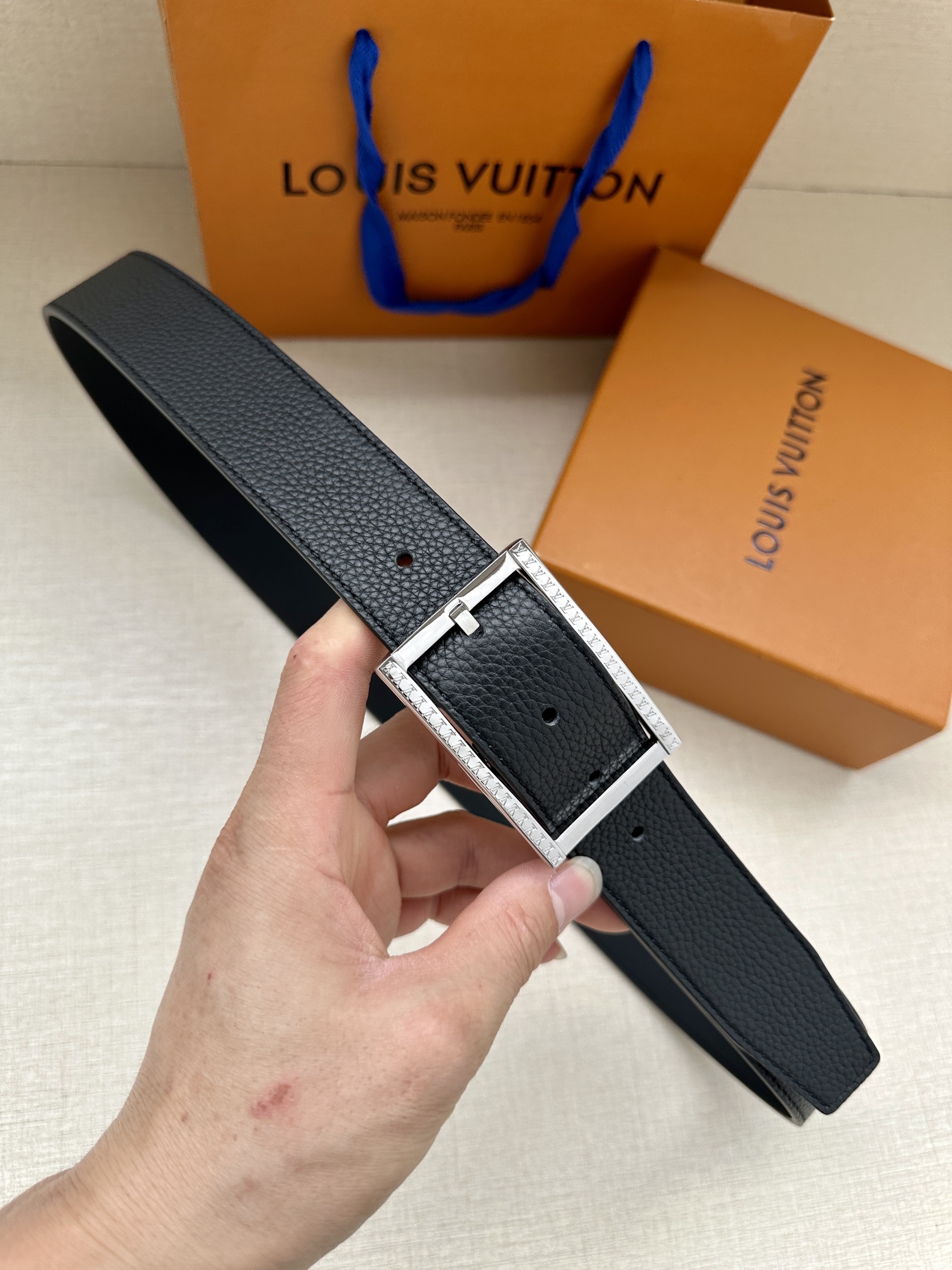 这款3.4宽Taurillon适合沉稳低调的男士使用经典设计Taurillon小牛皮腰带小牛皮内衬闪亮金