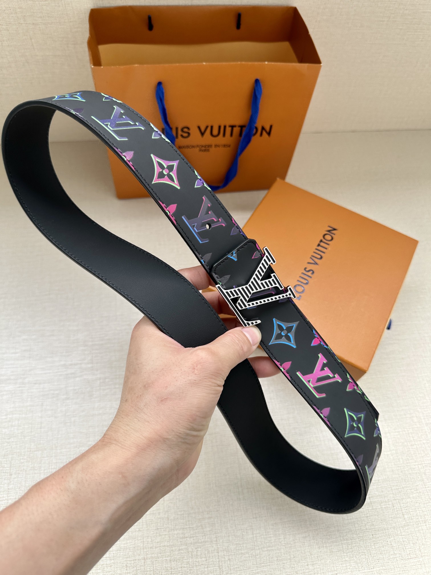 LV4.0宽Light双面腰带加入当季MonogramSPotlight主题为牛皮革表面的Monogra