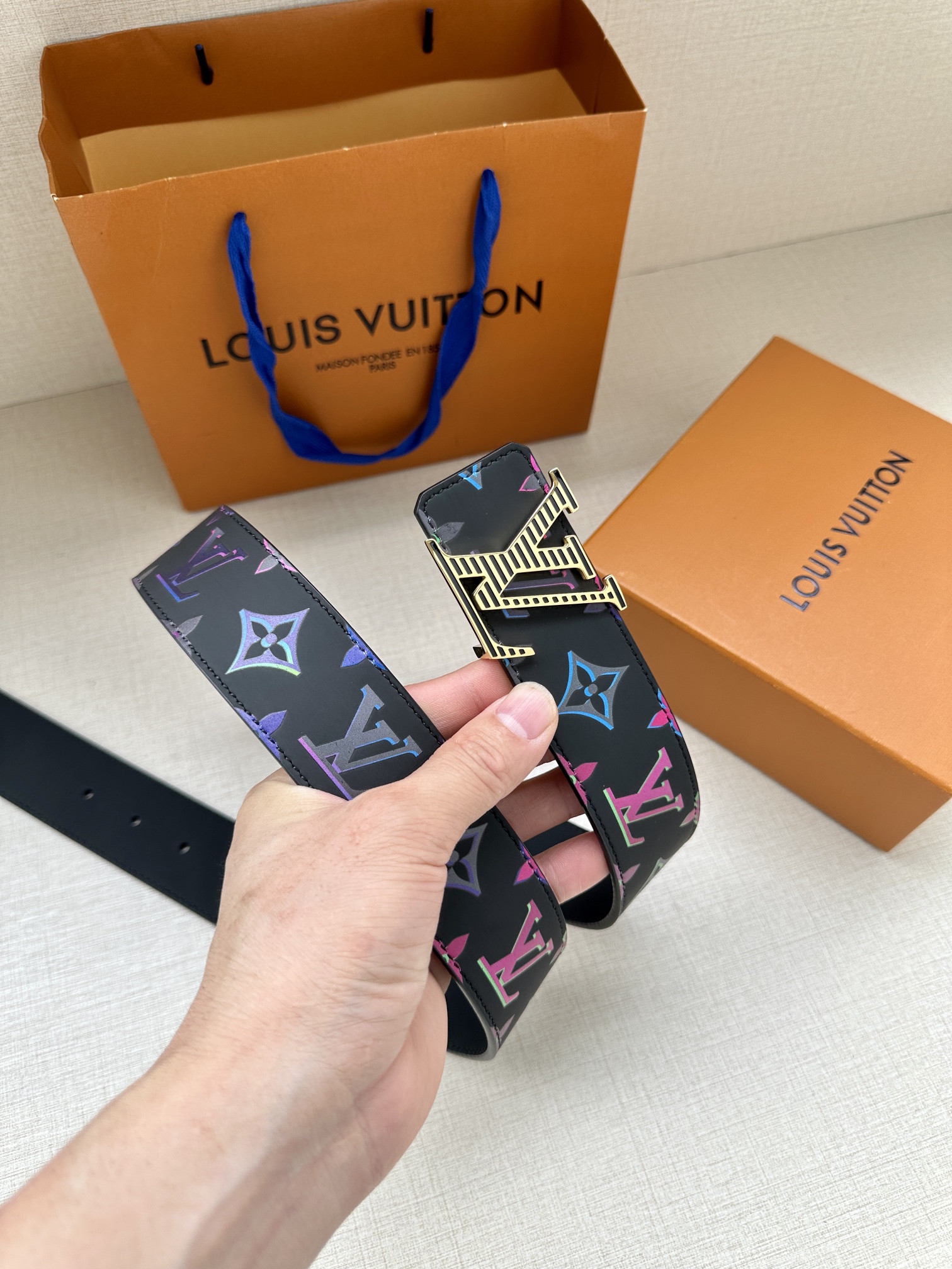 LV4.0宽Light双面腰带加入当季MonogramSPotlight主题为牛皮革表面的Monogra