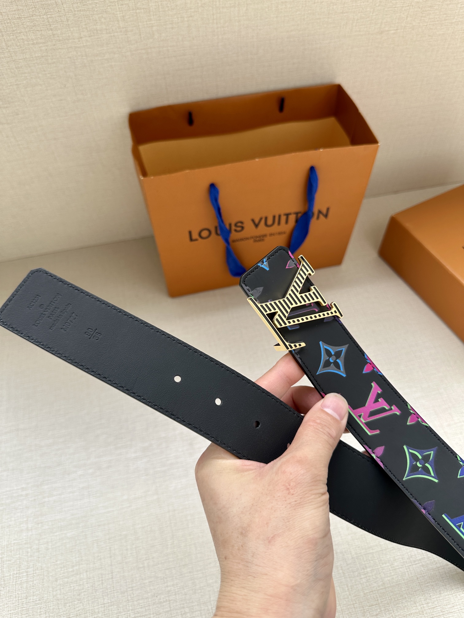 LV4.0宽Light双面腰带加入当季MonogramSPotlight主题为牛皮革表面的Monogra